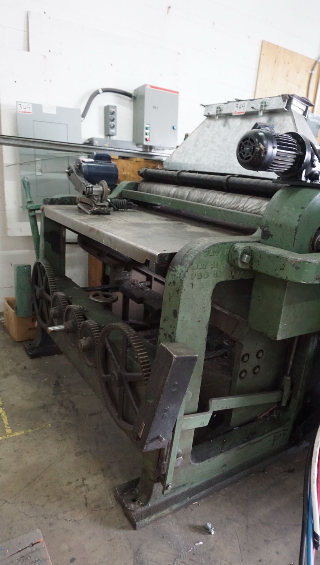 BUSS MACHINE WORKS 30HP 40" STRAIGHT KNIFE BLOCK PLANER, S/N 89-4-174 (208-220 / 440V) C/W SPARE - Image 4 of 7