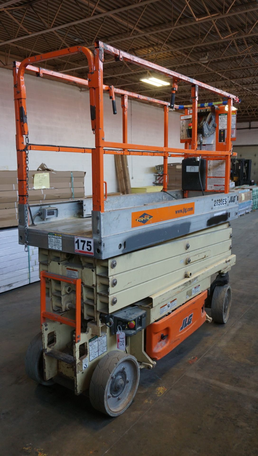 2007 JLG 2630ES ELECTRIC SCISSOR LIFT W/ 26"W X 25.4'H MAX HEIGHT, 500LBS CAP, W/ BUILT-IN CHARGER - Image 2 of 4