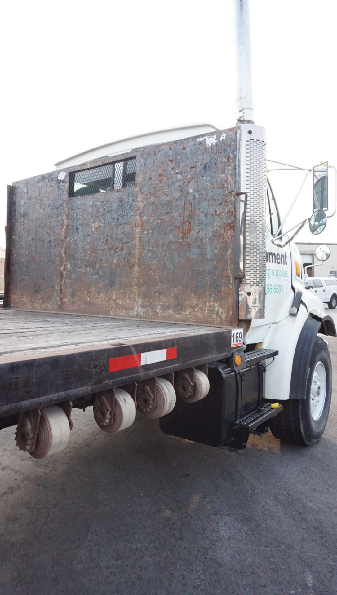 2004 STERLING L-LINE TANDEM AXLE FLATBED TRUCK W/ MERCEDES MBE4000 DIESEL ENGINE, 6X4, ROAD RANGER - Image 4 of 16