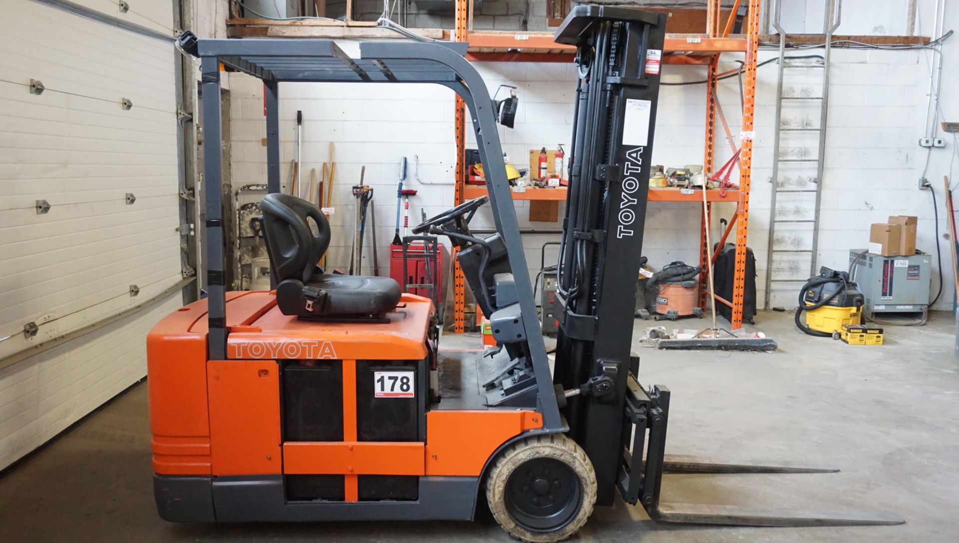 TOYOTA 5FBEC20 4,000LBS CAP ELECTRIC 3-WHEEL FORKLIFT W/ 185"H LIFT, 3-STAGE MAST, & SIDE SHIFT, S/N