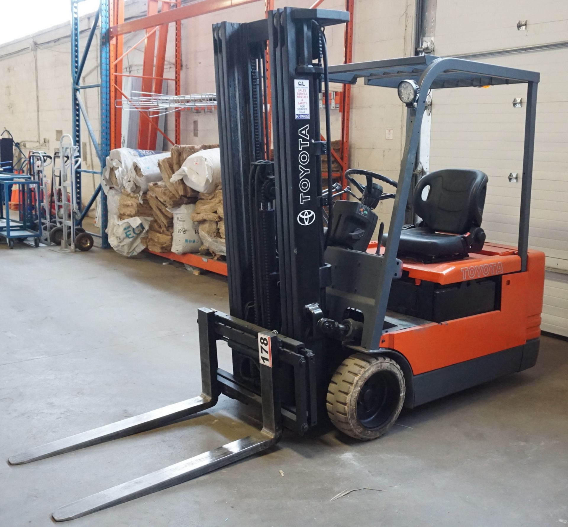 TOYOTA 5FBEC20 4,000LBS CAP ELECTRIC 3-WHEEL FORKLIFT W/ 185"H LIFT, 3-STAGE MAST, & SIDE SHIFT, S/N - Image 5 of 7