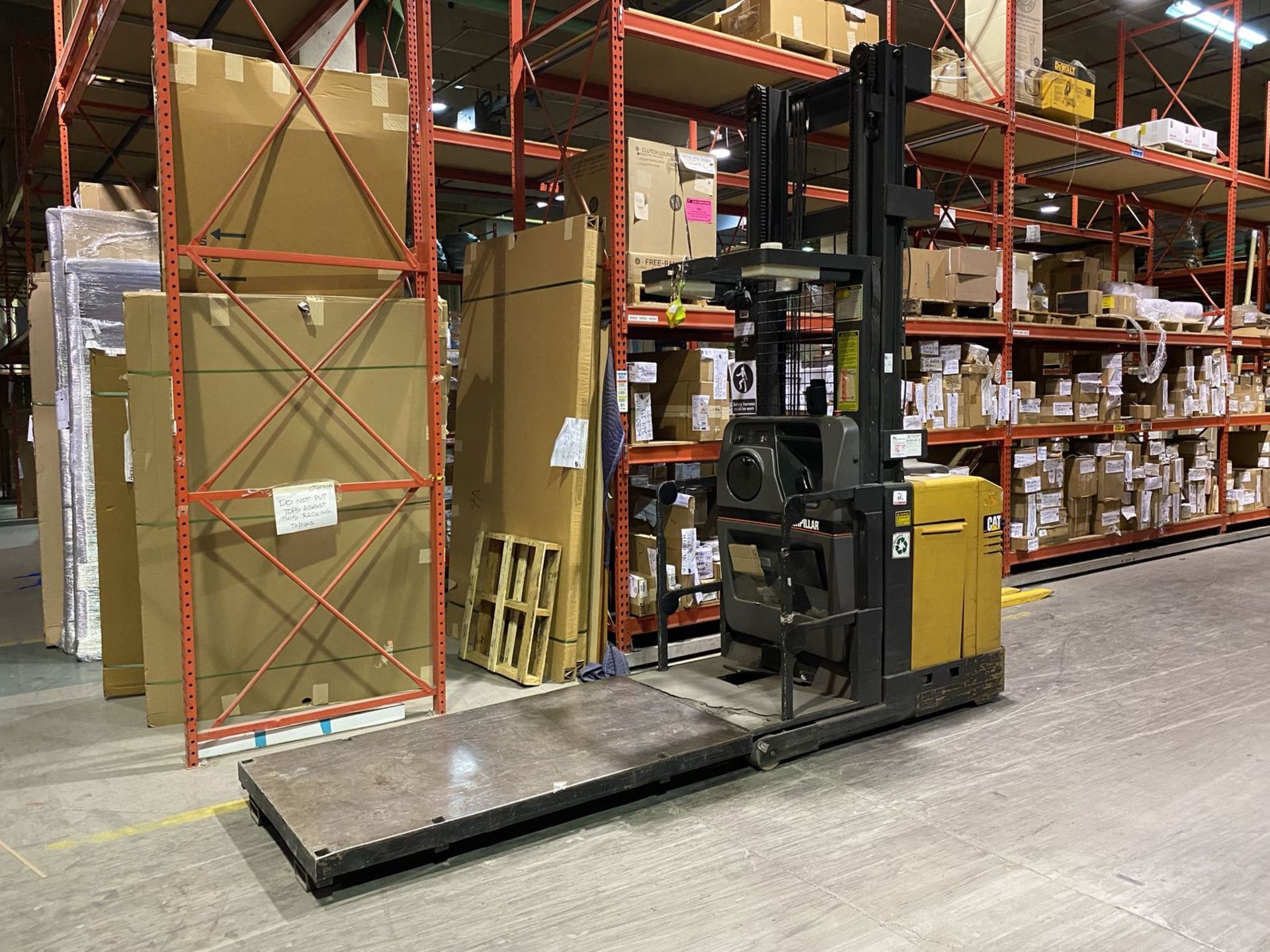 CATERPILLAR NOR30P ELECTRIC ORDER PICKER LIFT W/ 3,000LBS CAP, 201" LIFT (126" RESTING HEIGHT),