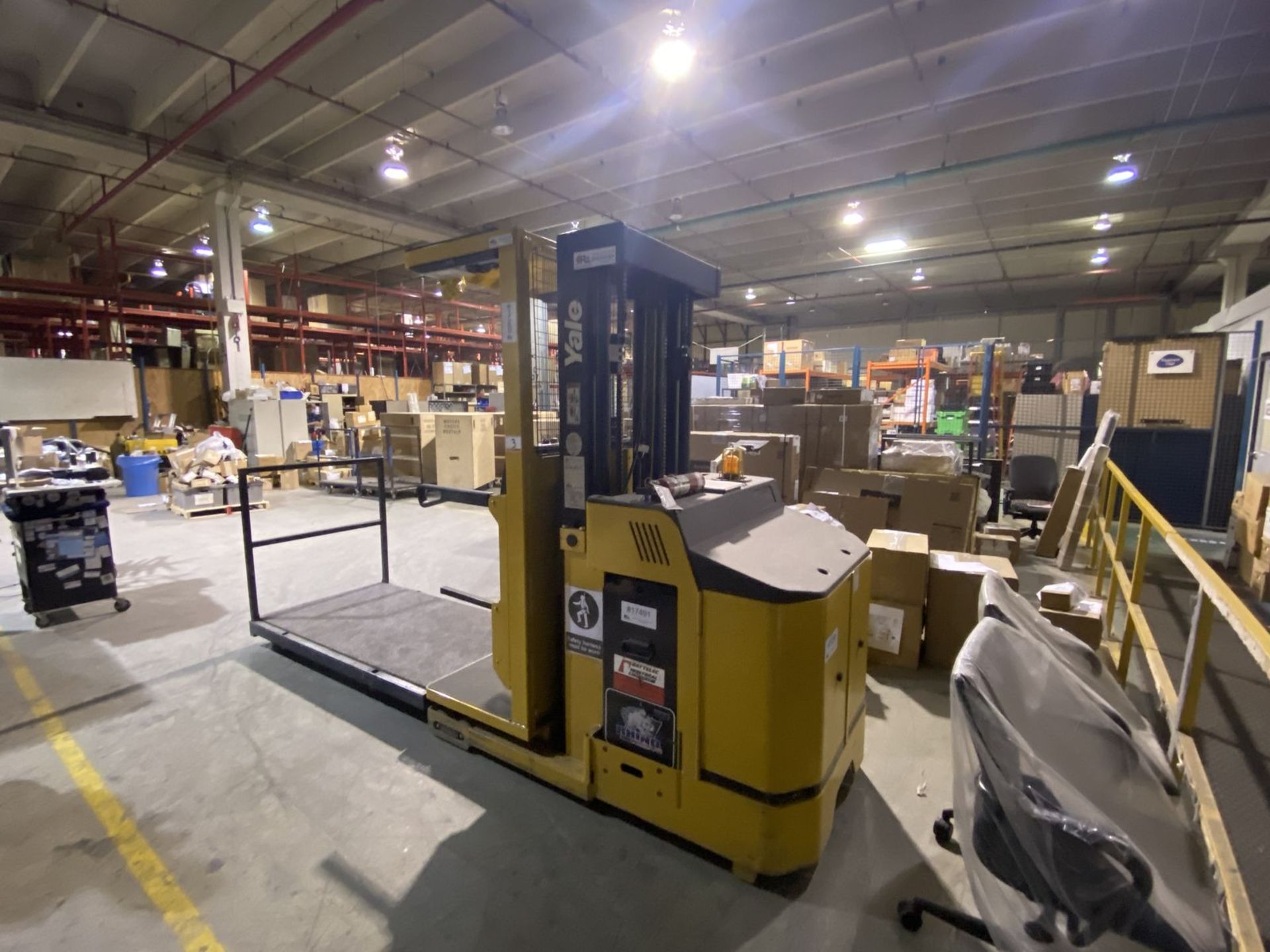 YALE OS030BFN36TE ELECTRIC ORDER PICKER LIFT W/ 3,000LBS CAP, 195" LIFT (89" RESTING HEIGHT), S/N