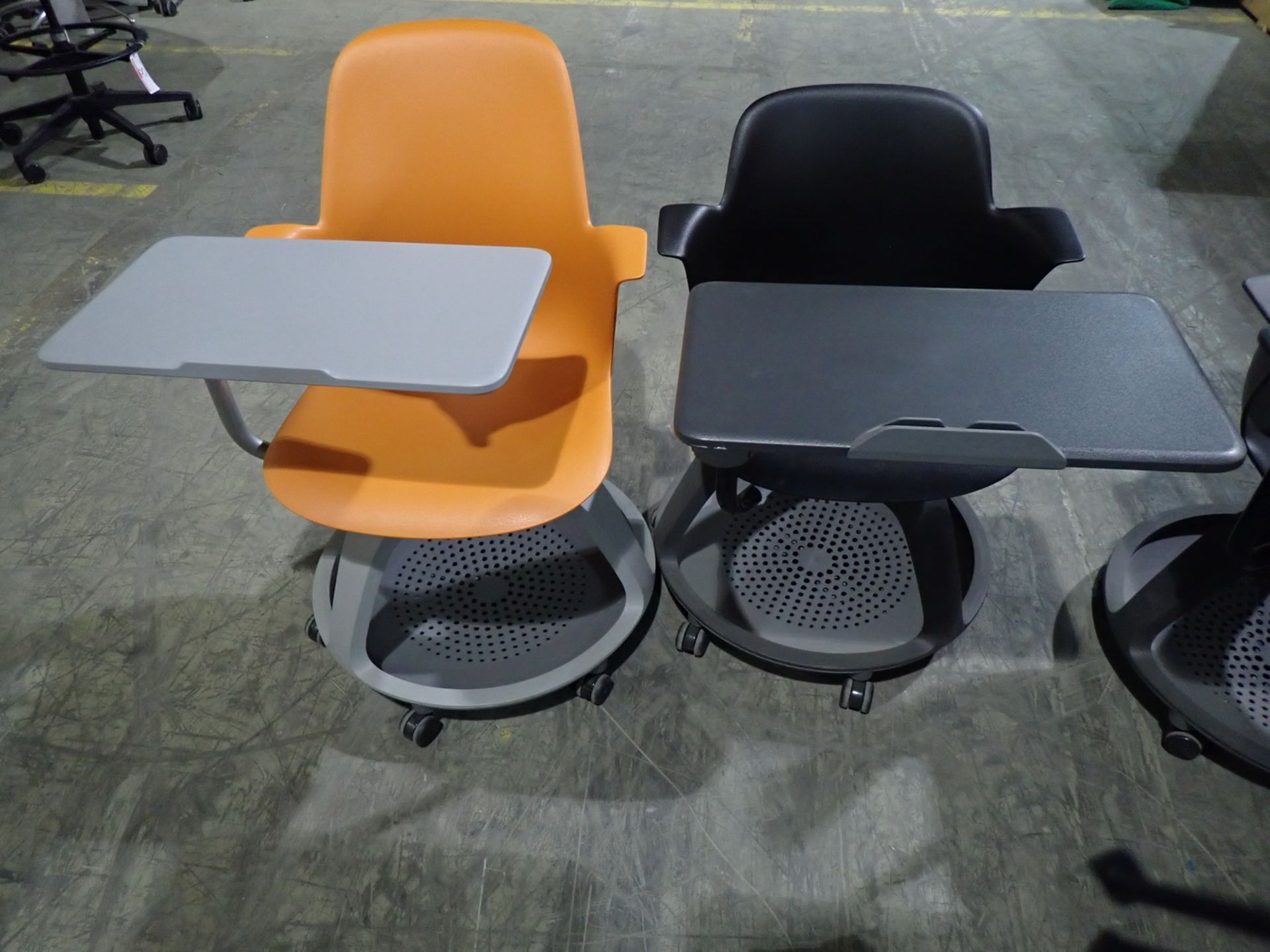 UNITS - STEELCASE NODE MOBILE CLASSROOM SEATS W/ TABLET ARM - Image 2 of 3