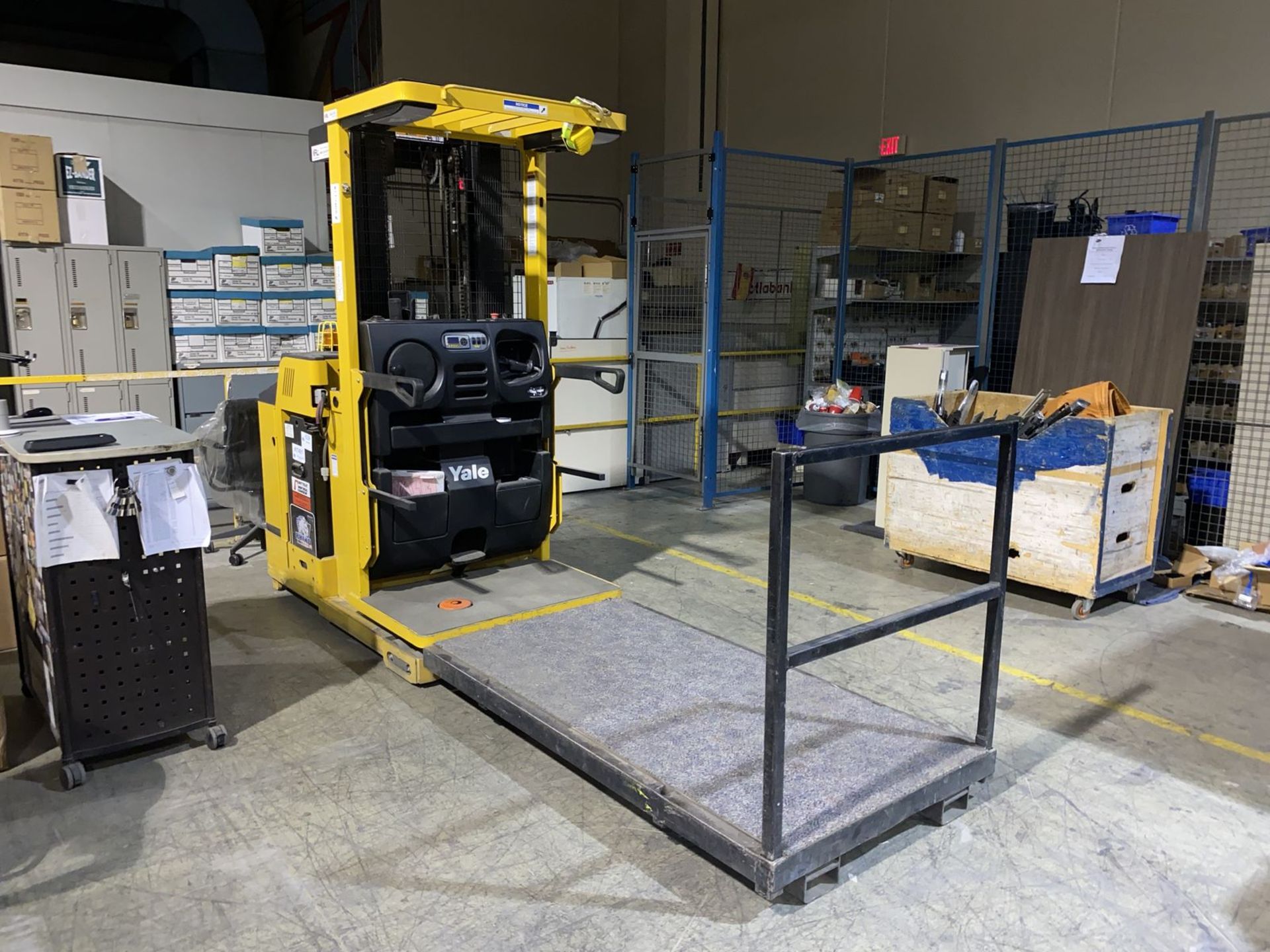 YALE OS030BFN36TE ELECTRIC ORDER PICKER LIFT W/ 3,000LBS CAP, 195" LIFT (89" RESTING HEIGHT), S/N - Image 2 of 4