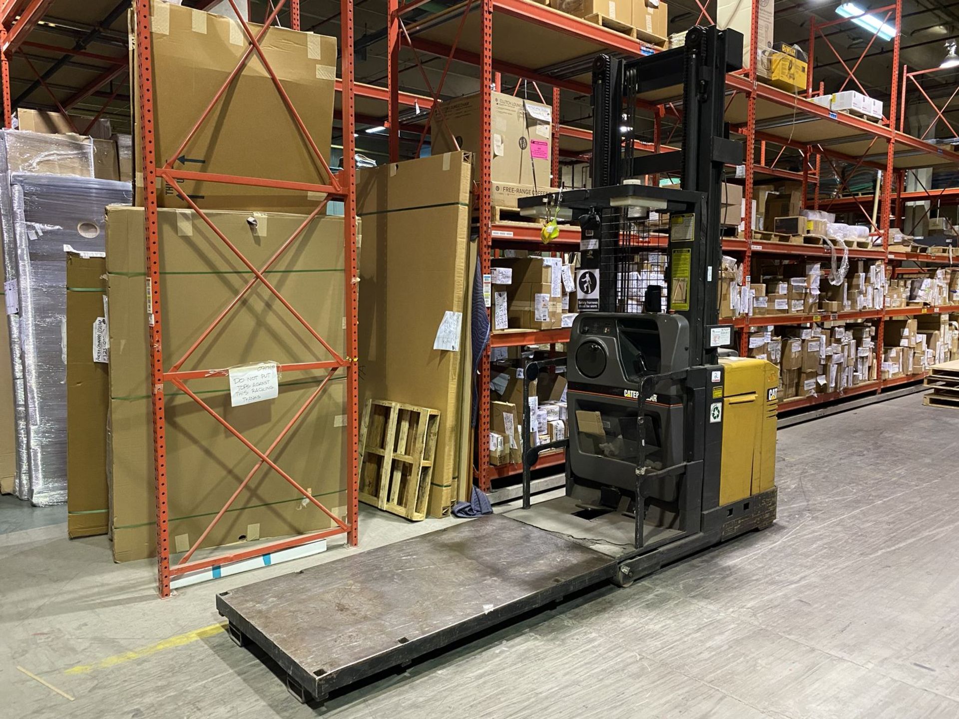 CATERPILLAR NOR30P ELECTRIC ORDER PICKER LIFT W/ 3,000LBS CAP, 201" LIFT (126" RESTING HEIGHT), - Image 3 of 7