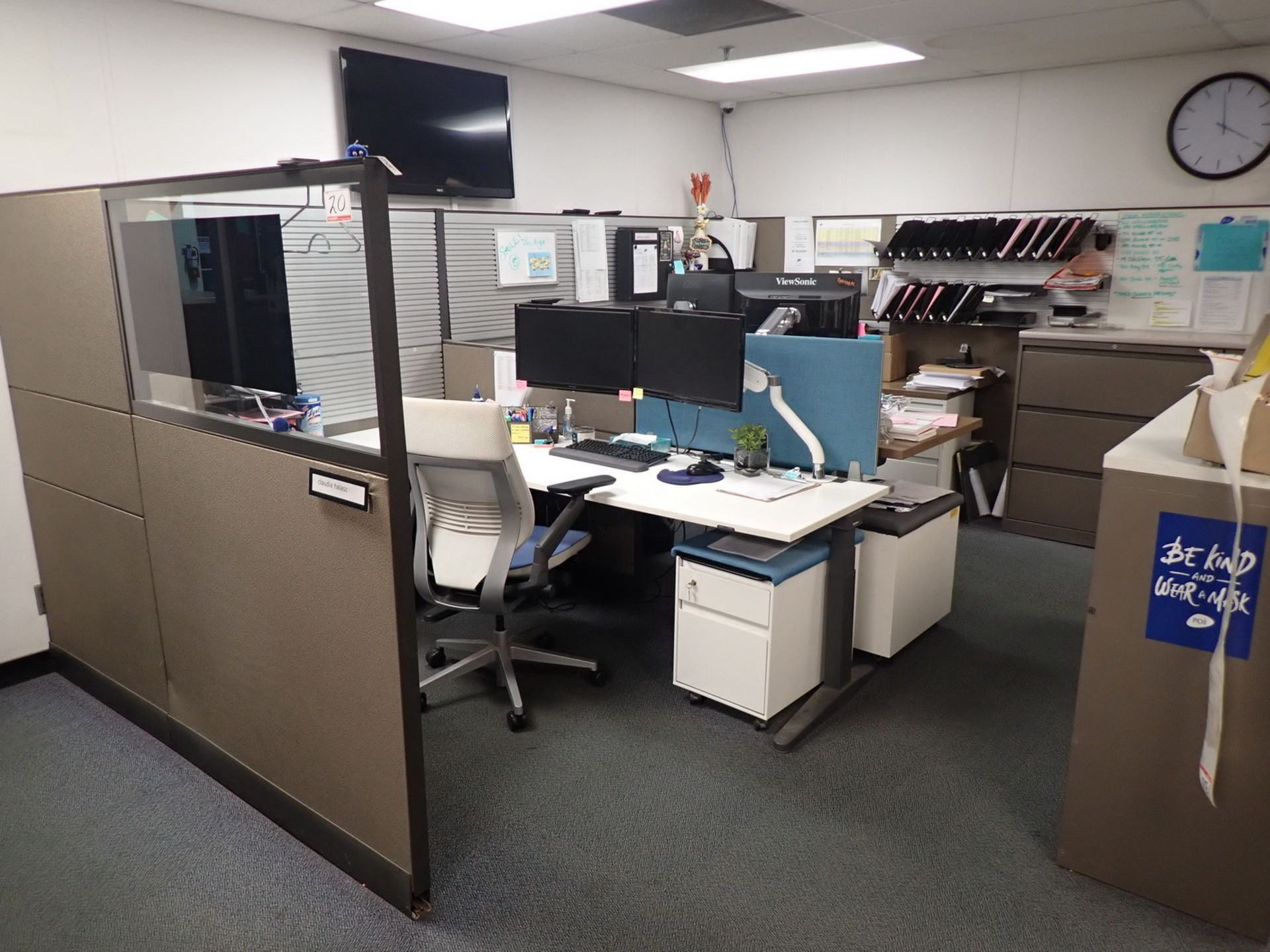 STEELCASE APPROX 329" X 14.5' X 67"H WORKSTATION PARTITIONS C/W (2) CORNER STATIONARY DESKS (NO FILE - Image 4 of 4