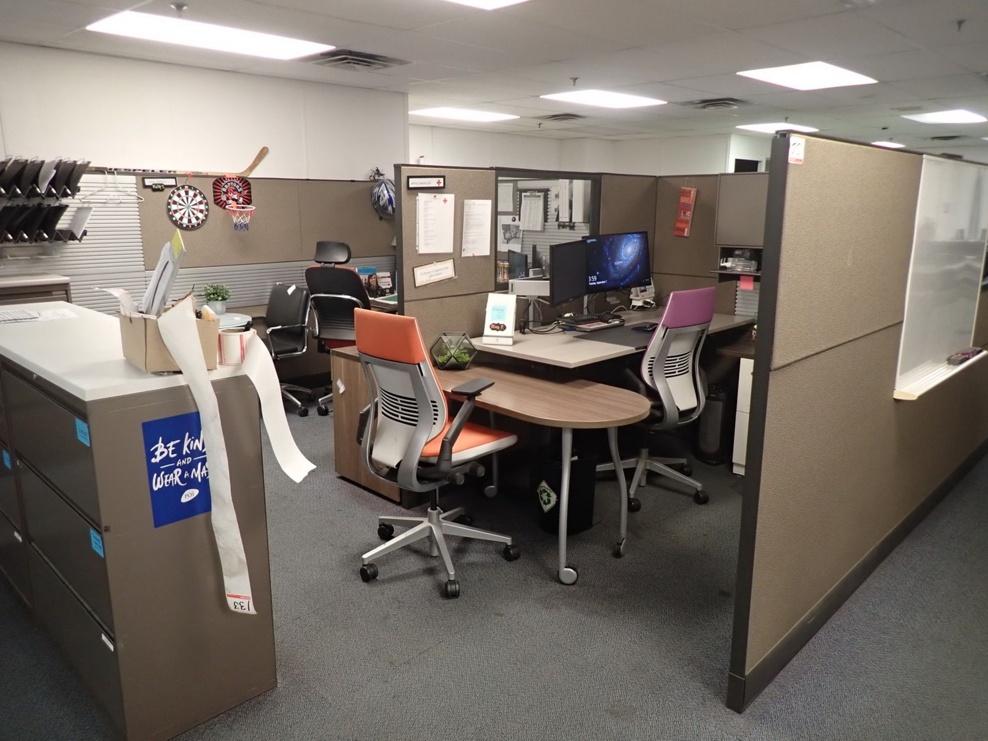 STEELCASE APPROX 329" X 14.5' X 67"H WORKSTATION PARTITIONS C/W (2) CORNER STATIONARY DESKS (NO FILE - Image 3 of 4