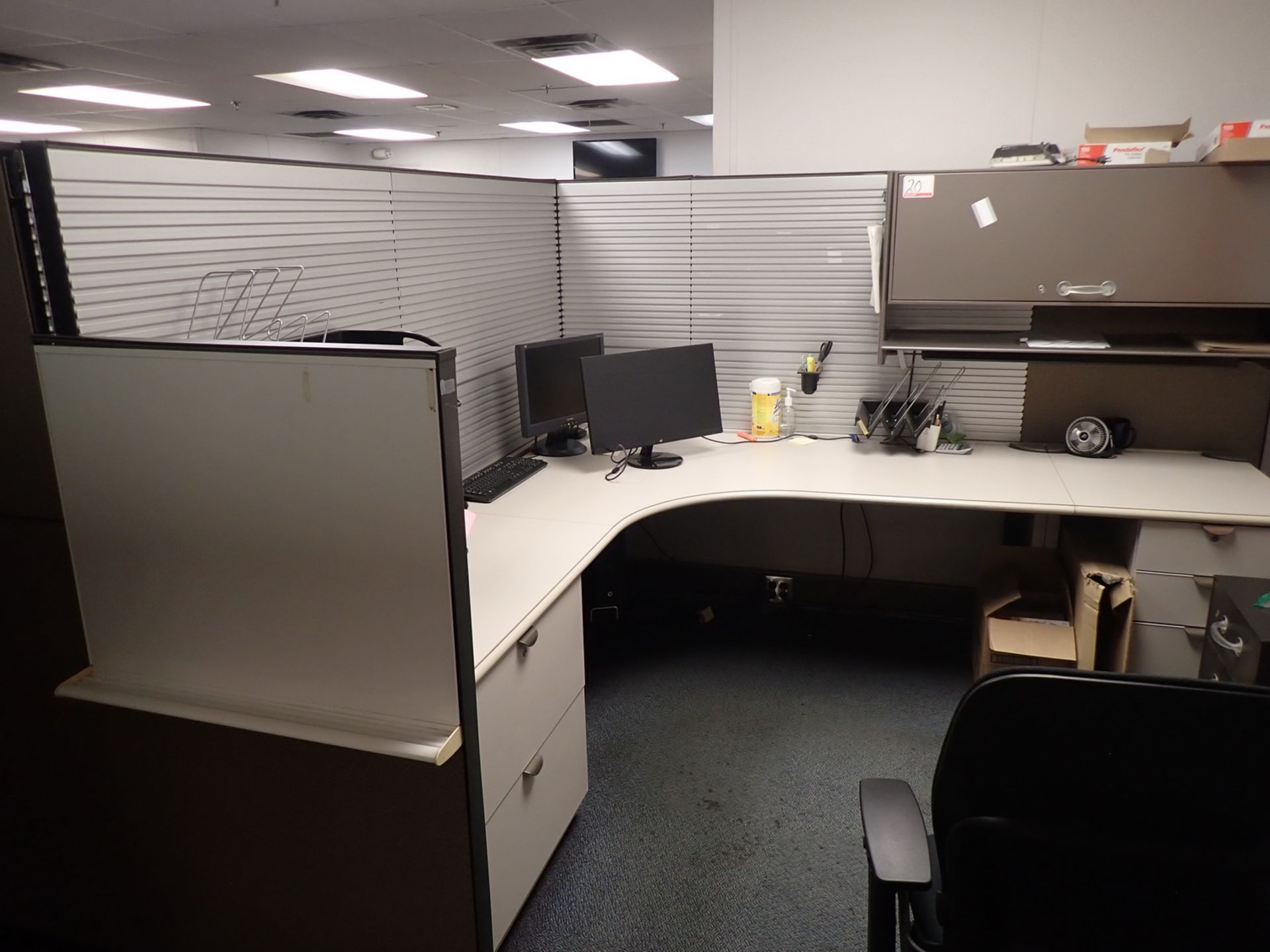 STEELCASE APPROX 329" X 14.5' X 67"H WORKSTATION PARTITIONS C/W (2) CORNER STATIONARY DESKS (NO FILE