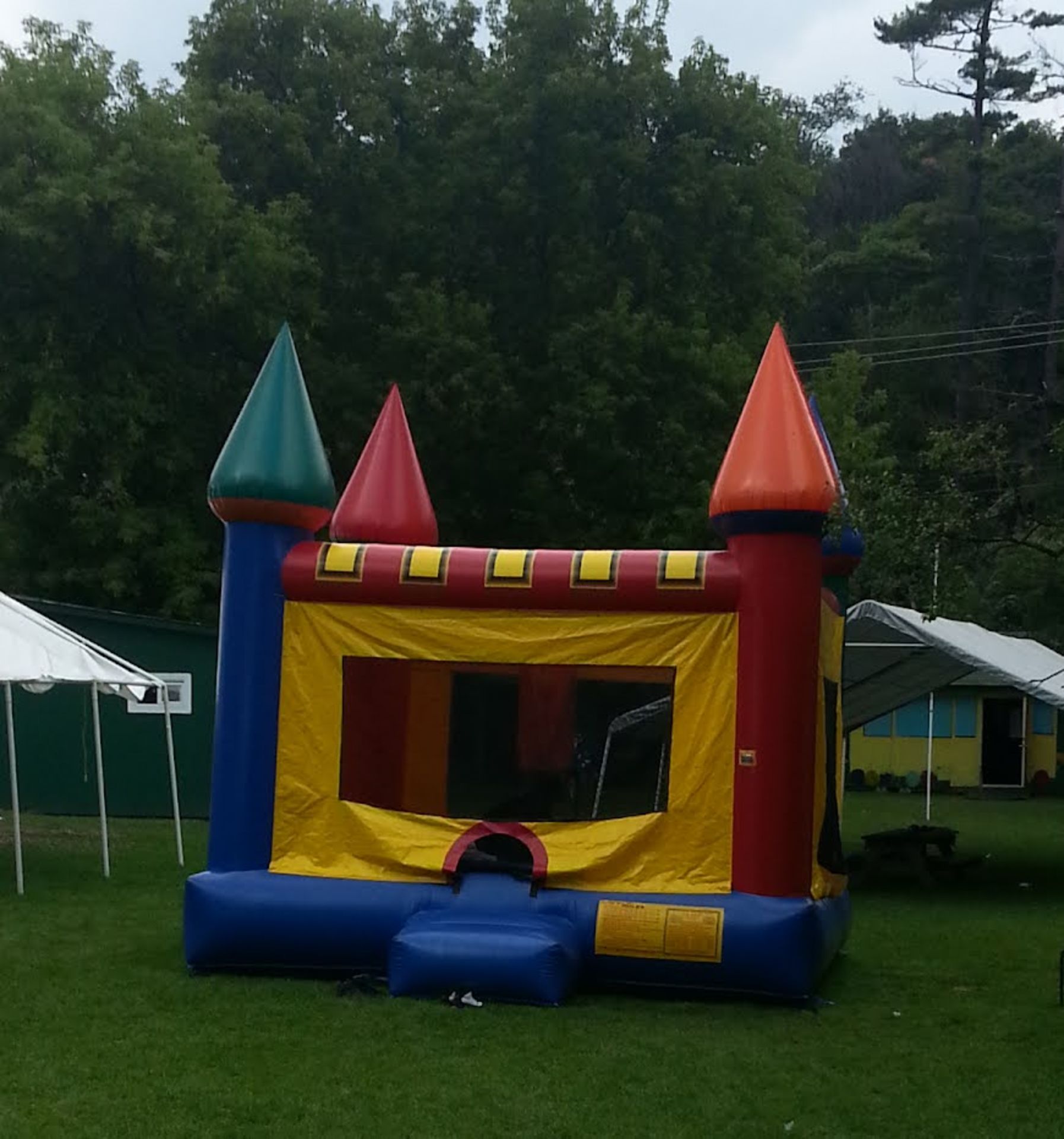 INFLATABLE BOUNCY CASTLE C/W BLOWER UNIT