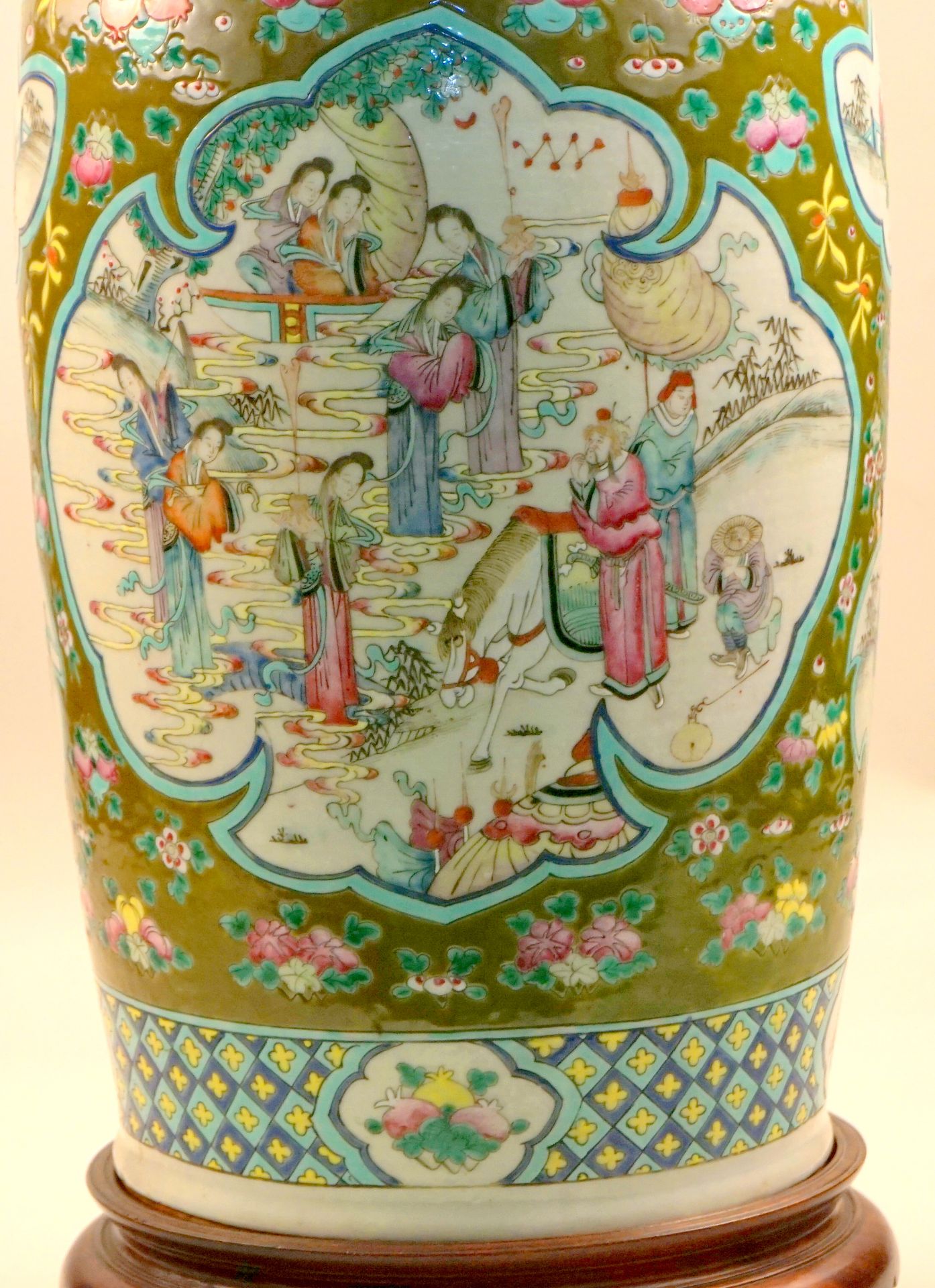 Aufwendige chinesische Exportvase, Tongzhi, um 1920,graue Exportscherbe, olivgrüner Fond, mit gelben - Bild 3 aus 6