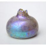Flasche mit durchgefärbter irisierender blauer Glasmasse,sehr dickes Glas, Kugelform mit langem (