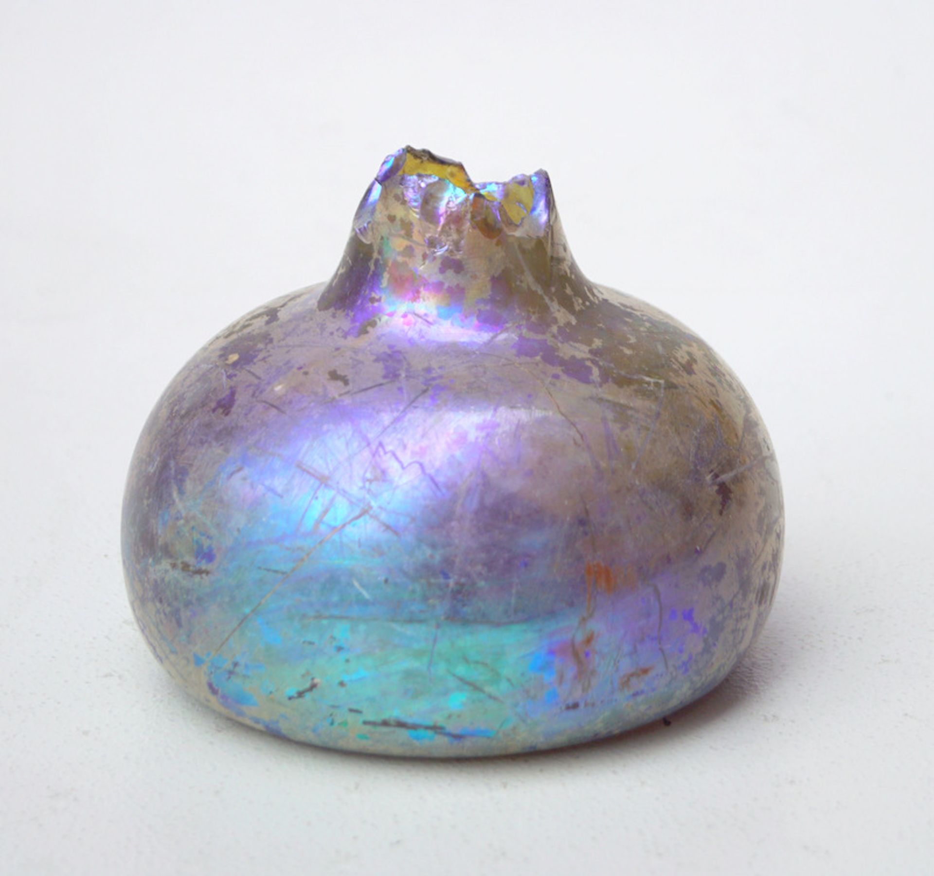 Flasche mit durchgefärbter irisierender blauer Glasmasse,sehr dickes Glas, Kugelform mit langem (