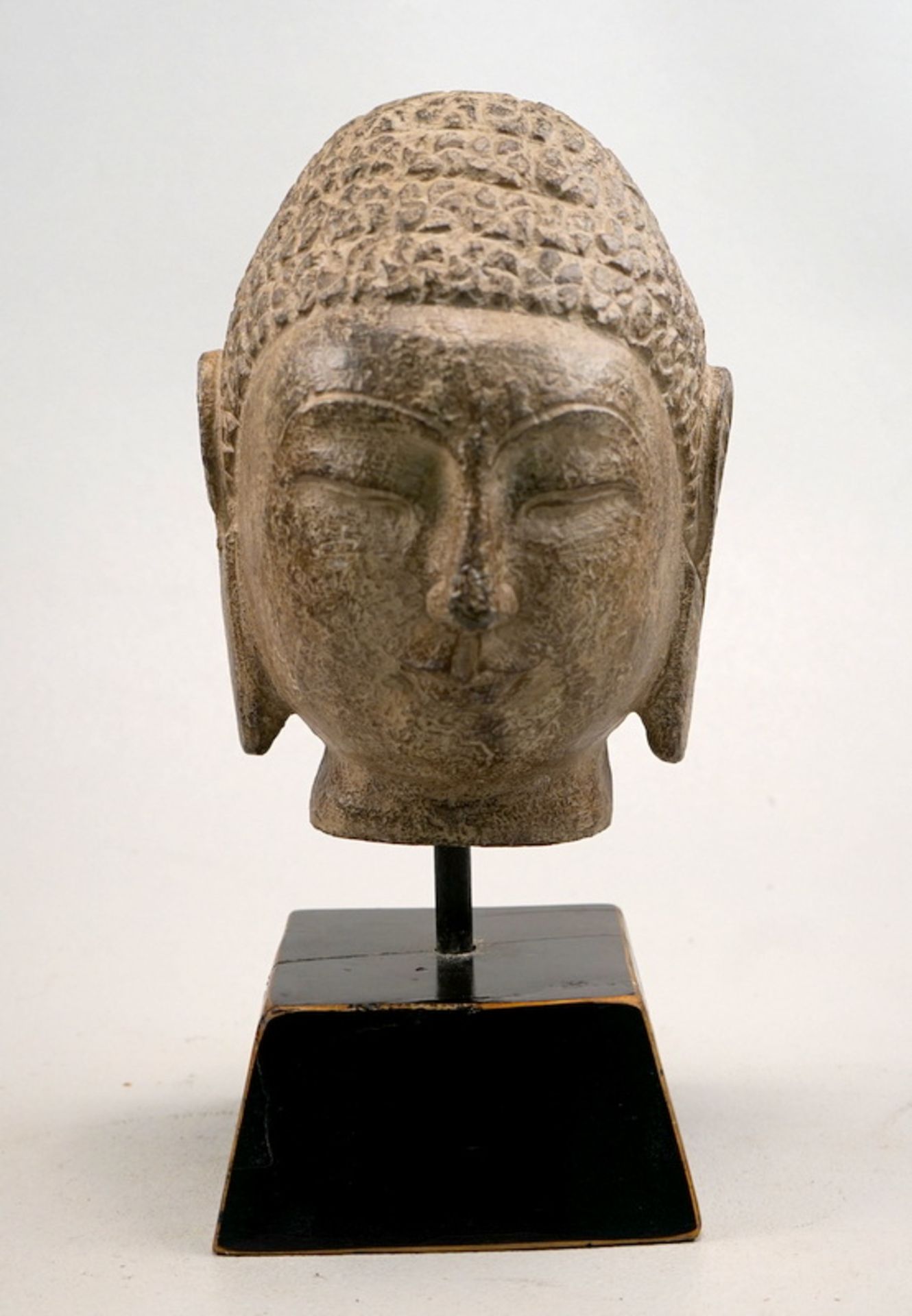 Kopf des Buddha, China, Tang Dynastie- Stil,Grüner Schiefer (Schist), Oberfläche mit hellbrauner