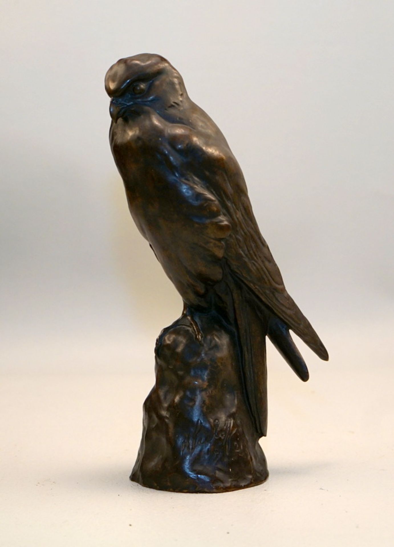 Sieloff, H. ( unentschlüsselt): Auf einem Baumstumpf sitzender Greifvogel, dat. 1921,Bronze mit