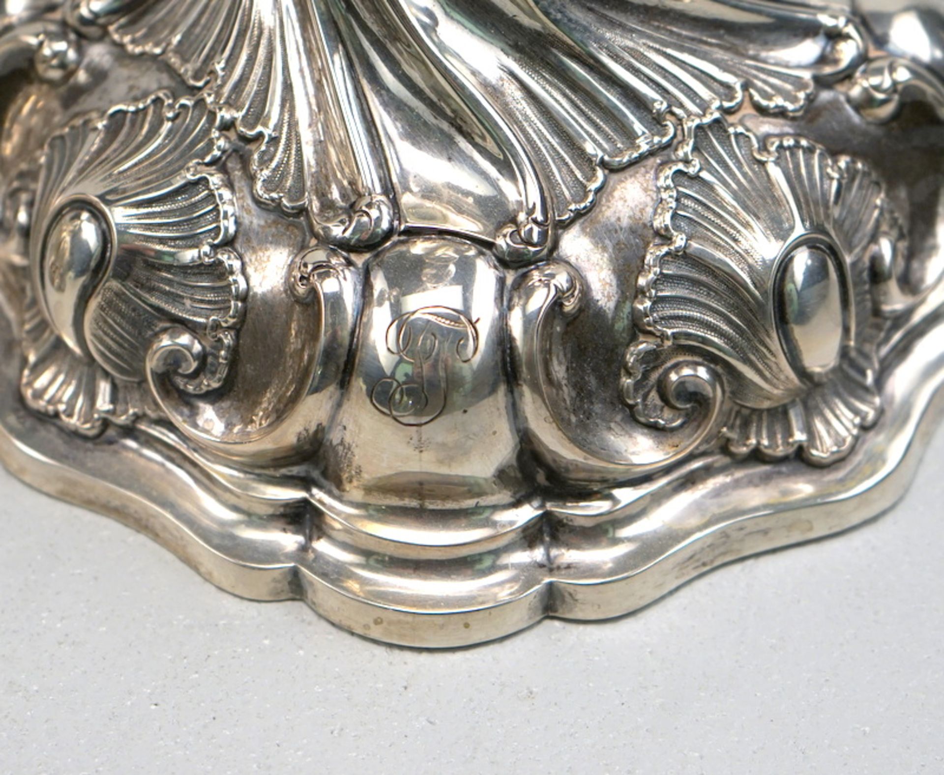 Paar große Kerzenhalter, 13 Lot Silber, Schenkungsgravur von 1877,Barock-Stil, Silber getrieben, - Image 2 of 5