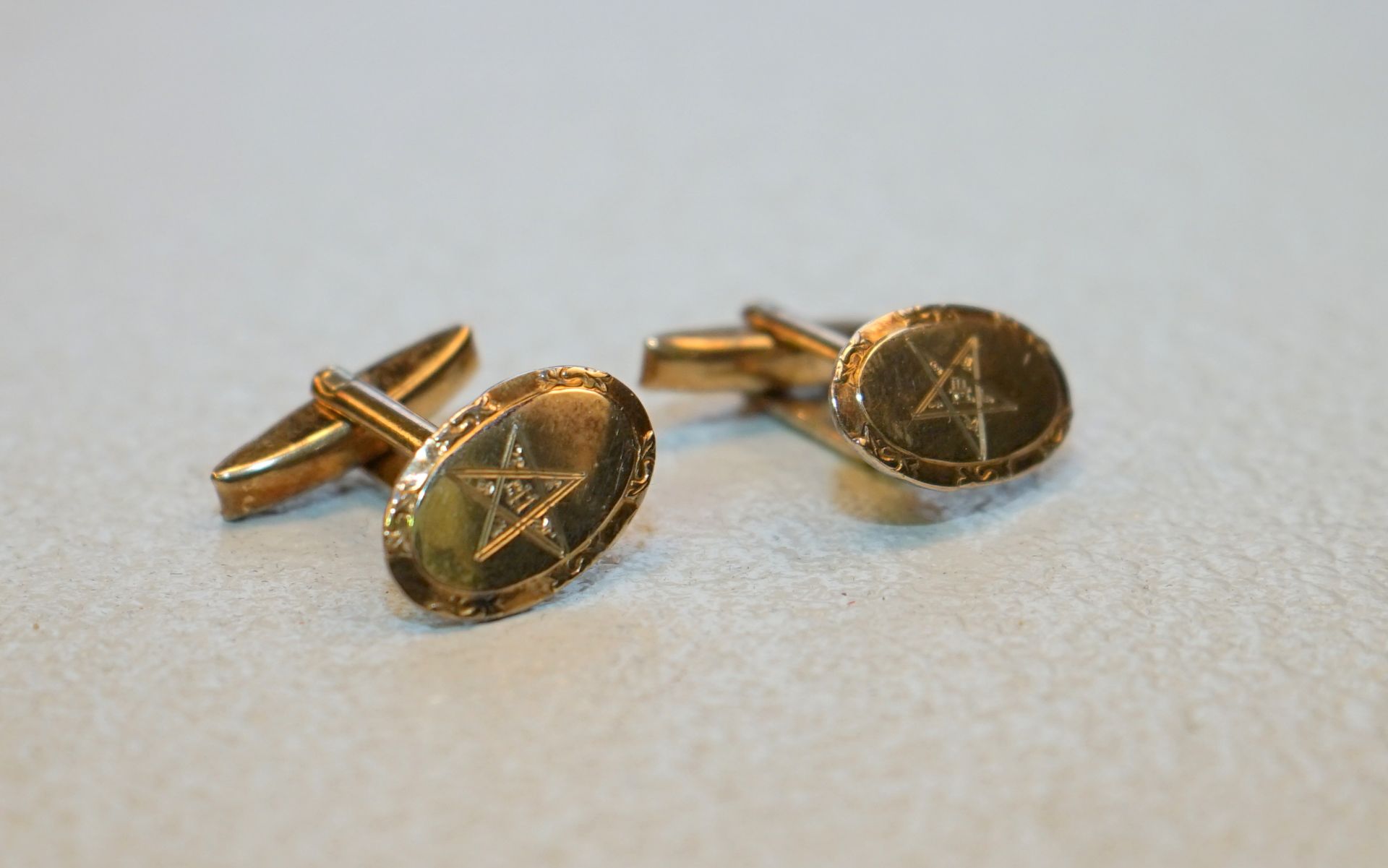 Manschettenknöpfe mit Freimaurersymbolen, Silber vergoldet, englisch, Ende 19. Jhd.,ovale Form mit