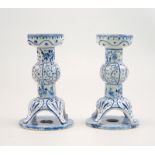 Paar Kerzenhalter, Delft, 20.Jhd.,Keramik mit weißer Glasur, monochrome Malerei unterglasur, auf