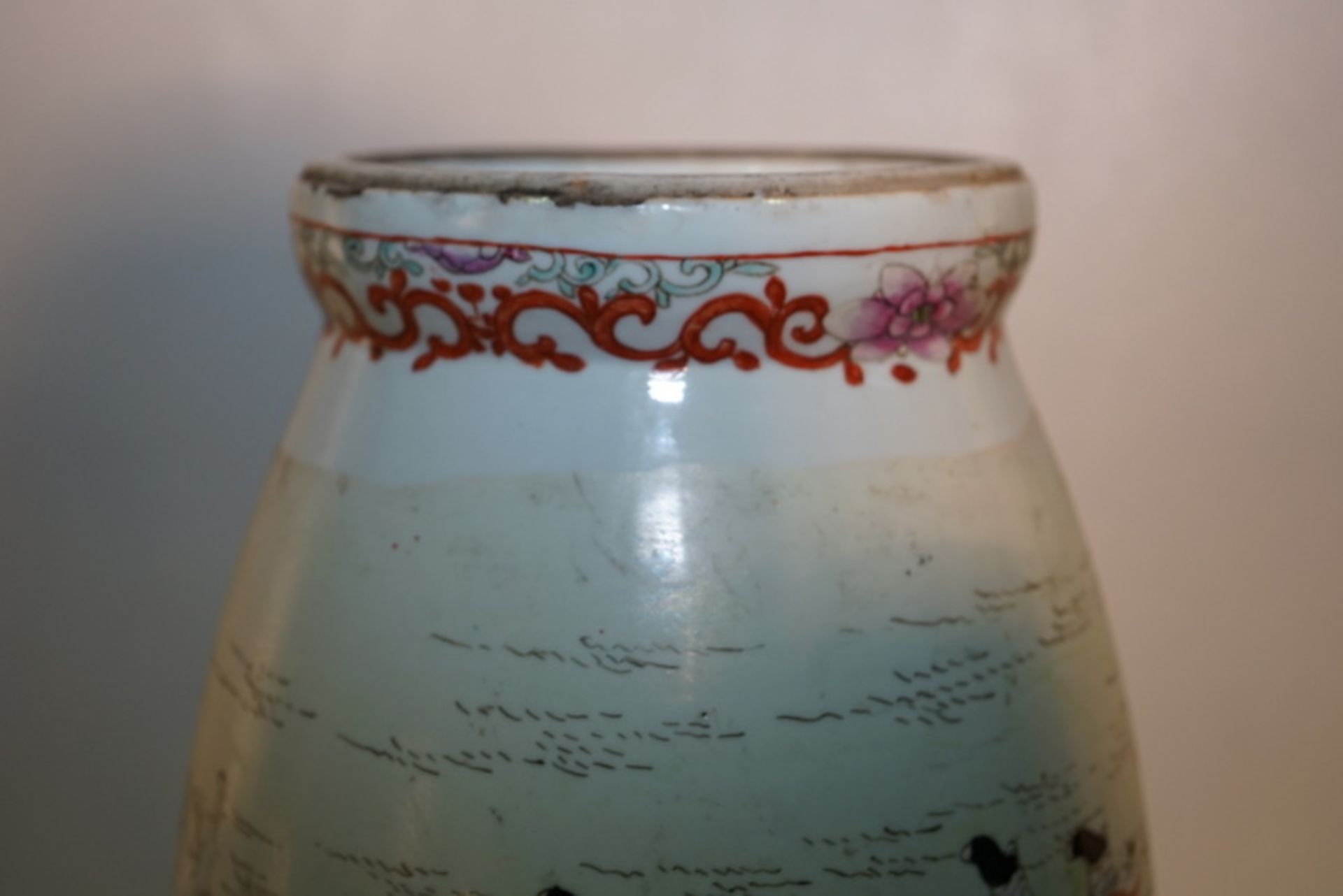 Große Famille Rose Vase, China, 19. Jhd.,Porzellan, Balusterform mit konkav eingezogenem Hals und - Image 5 of 5