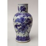 Große Vase mit Kriegerdarstellung, 18./19. Jhd.,graue Exportscherbe, unterglasurblaue Malerei mit