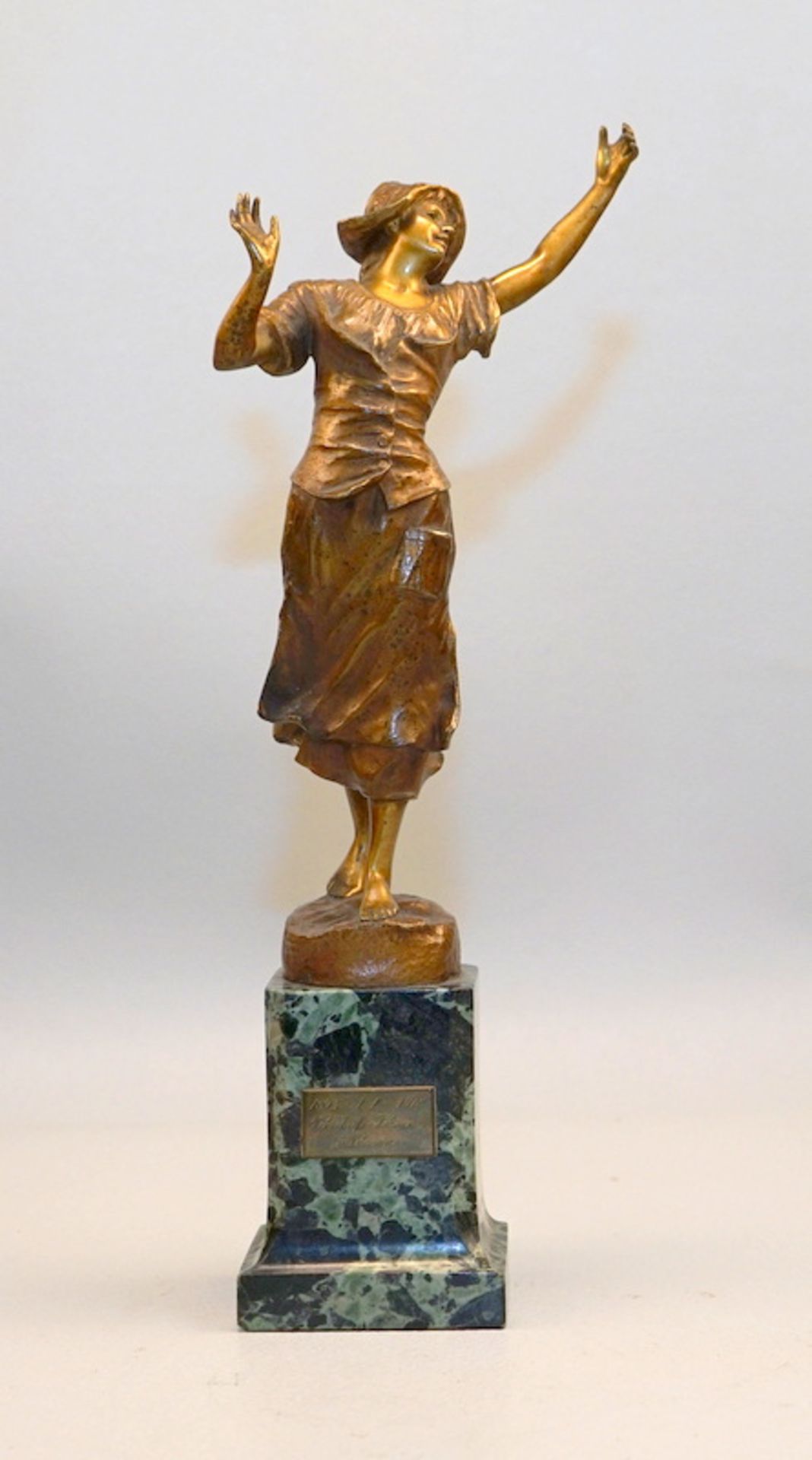 Barillot, Eugène (1841 Berlin - 1900 Paris): Tanzende Bäuerin,Bronze vergoldet und patiniert,