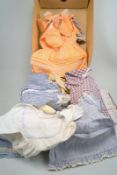 Sammlung alter Puppenkleider,bestehend aus 7 Kleidern verschiedene Muster sowie einzelene Kleinteile