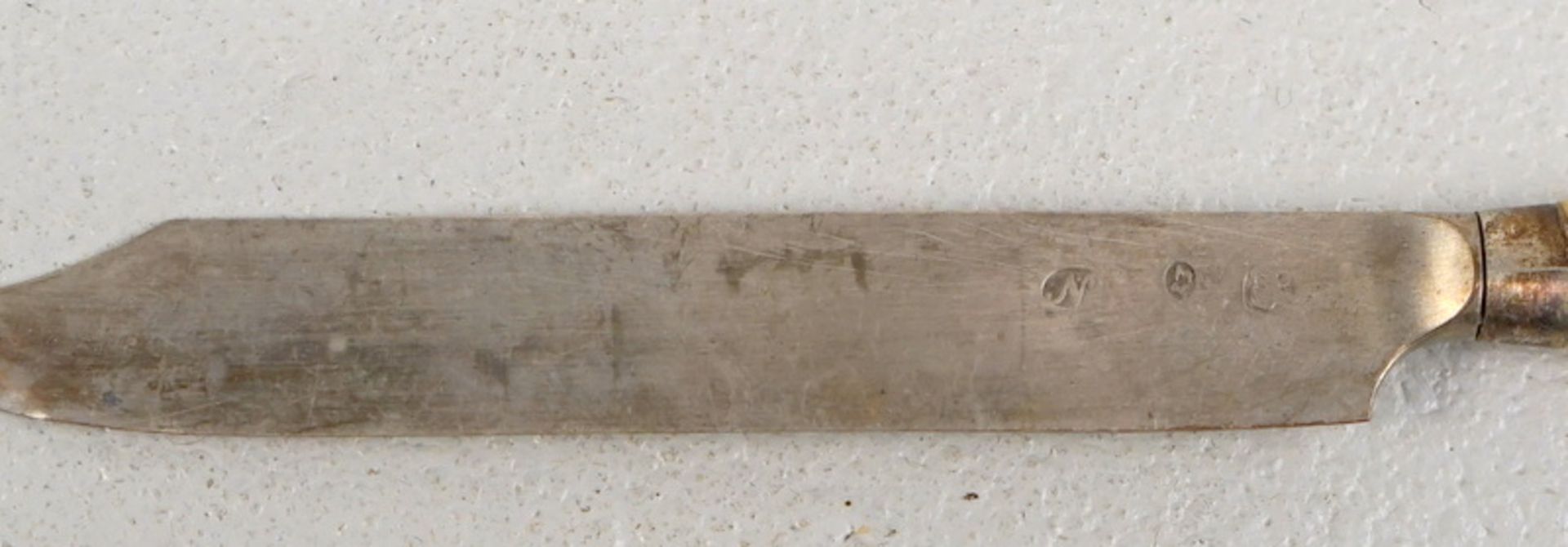 Satz von 12 Obstmessern, Nürnberg, 18. Jhd.,Klingen aus Silber, Griffe mit gewellter - Image 2 of 4