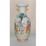 Große Famille Rose Vase, China, 19. Jhd.,Porzellan, Balusterform mit konkav eingezogenem Hals und