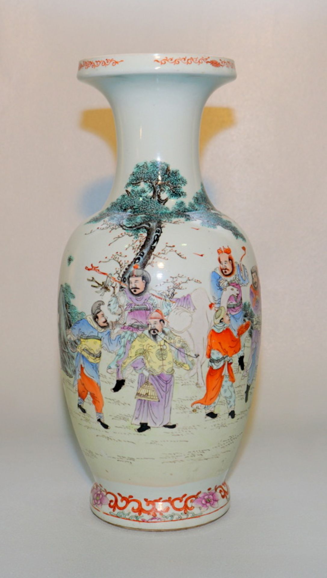 Große Famille Rose Vase, China, 19. Jhd.,Porzellan, Balusterform mit konkav eingezogenem Hals und