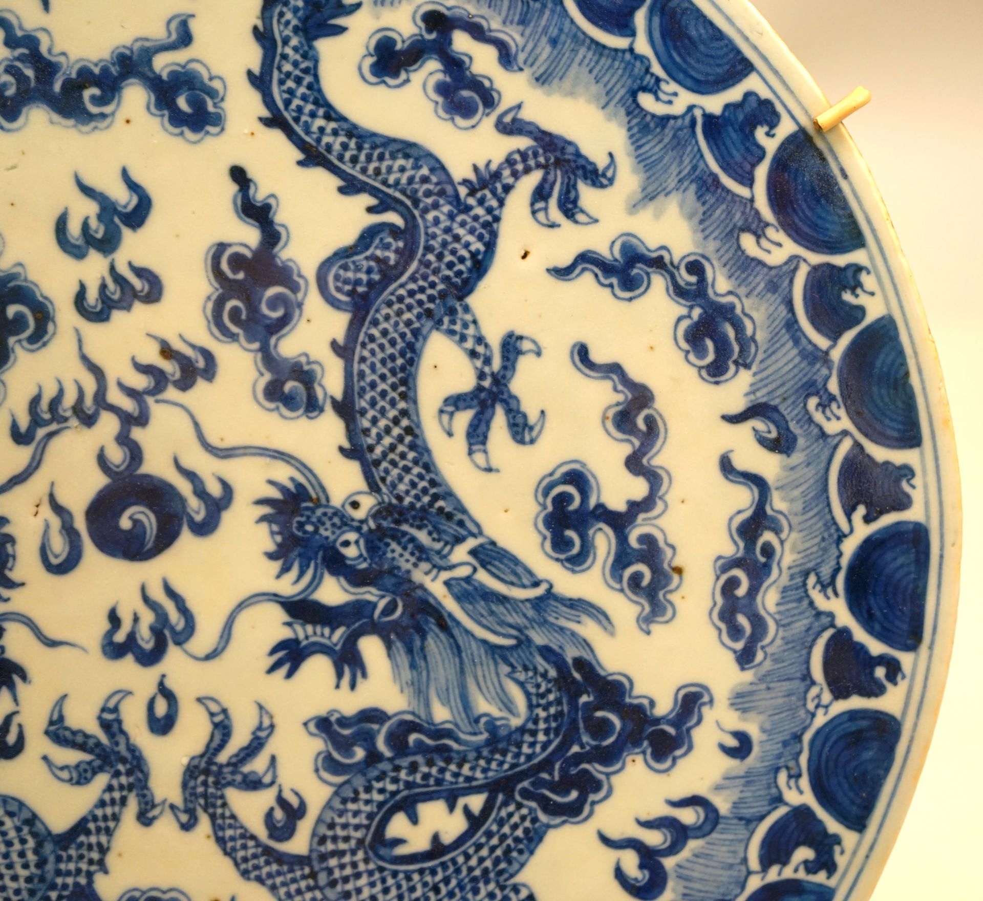 Platte mit Streitenden Luftdrachen Guangxu,Graue Exportscherbe, mit Darstellung von 2 Drachen mit - Image 4 of 4