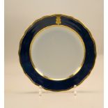 Königl. Meissen (Unterglasurblaue Marke ( Knaufzeit) 1850-1924): Kobaltblauer Fond mit goldradiertem