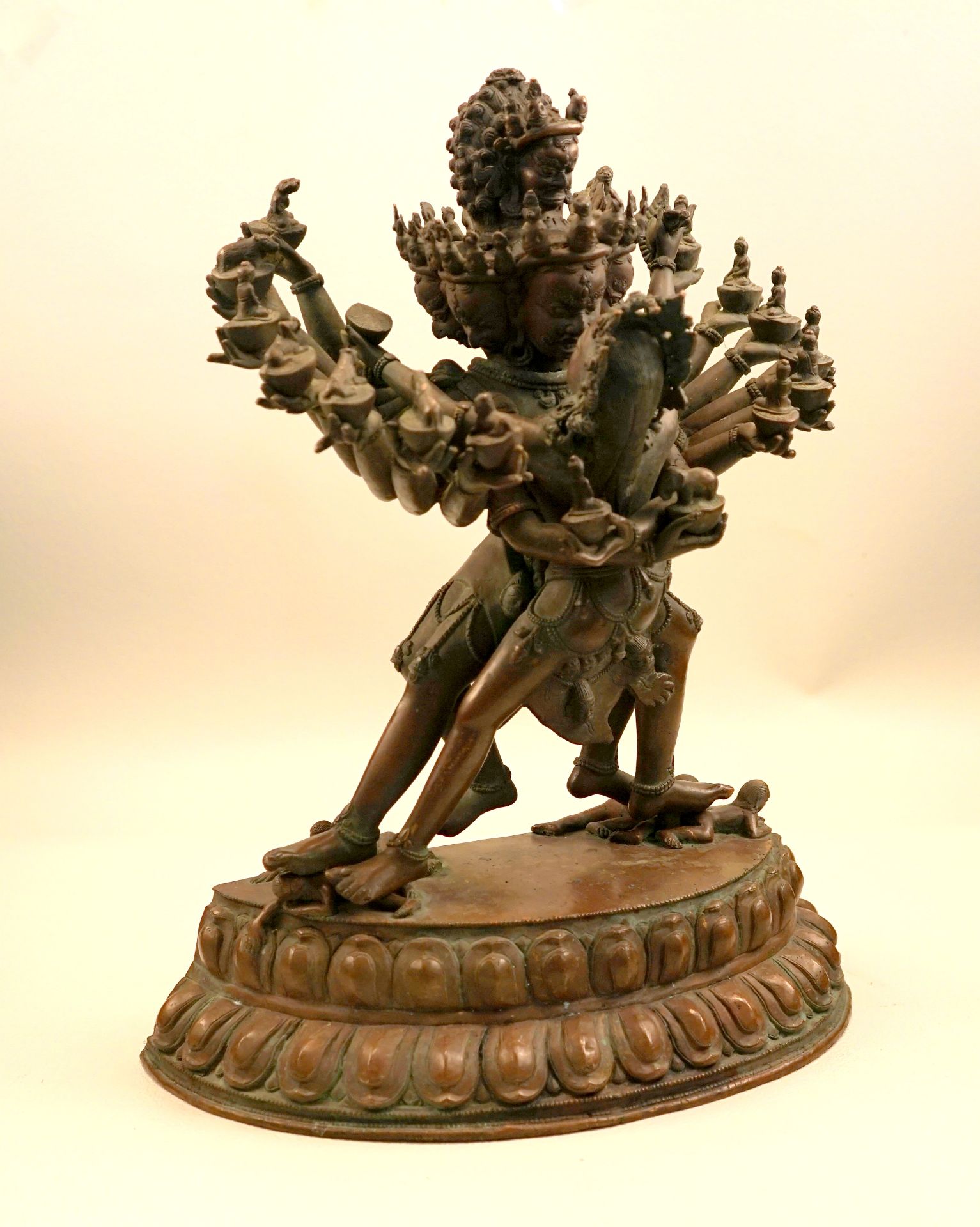 Chakrasamvara in Vereinigung mit Vajravarahi, 19. Jhd.,Im Ausfallschritt auf Bhairava und - Image 4 of 9