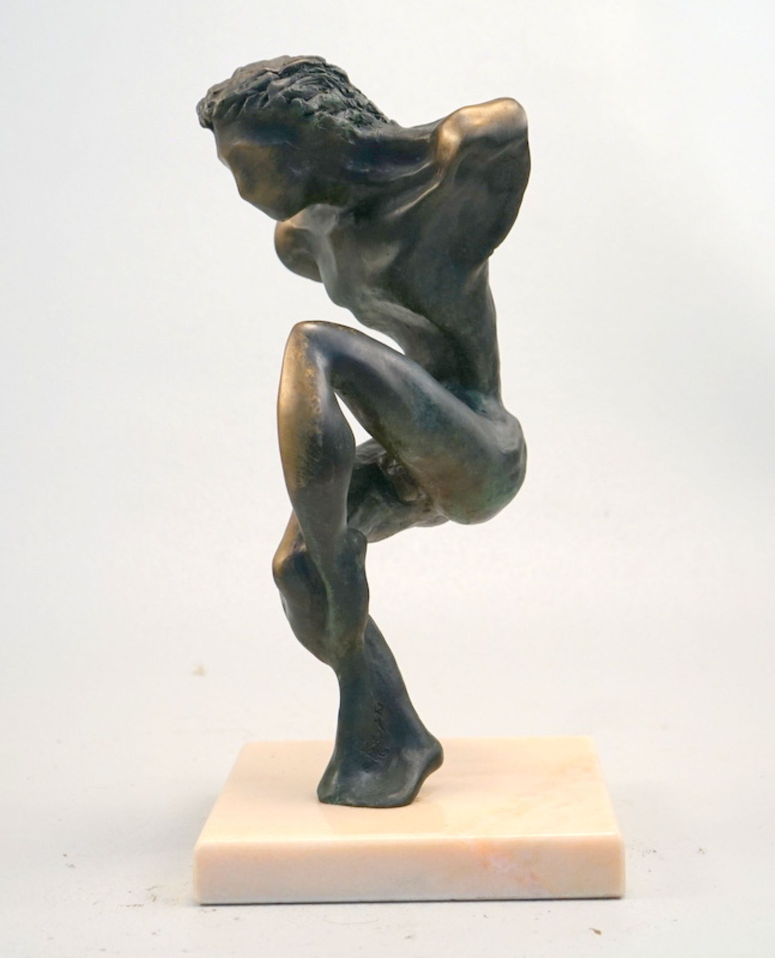 Kuzman, Bozin (geb.1949): Männl. Akt tanzend,Bronze mit gräulicher-grüner Kunstpatina, auf der Fuß