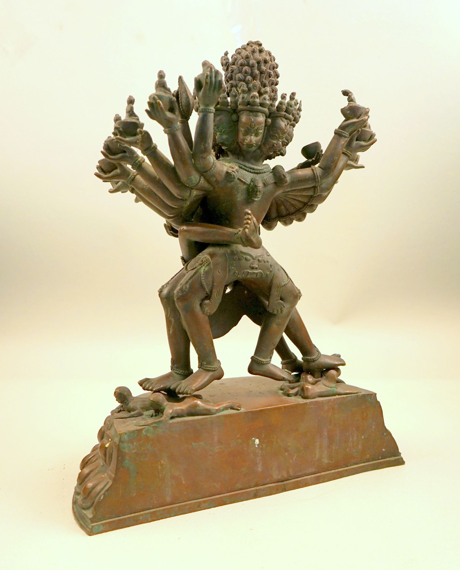 Chakrasamvara in Vereinigung mit Vajravarahi, 19. Jhd.,Im Ausfallschritt auf Bhairava und - Image 5 of 9