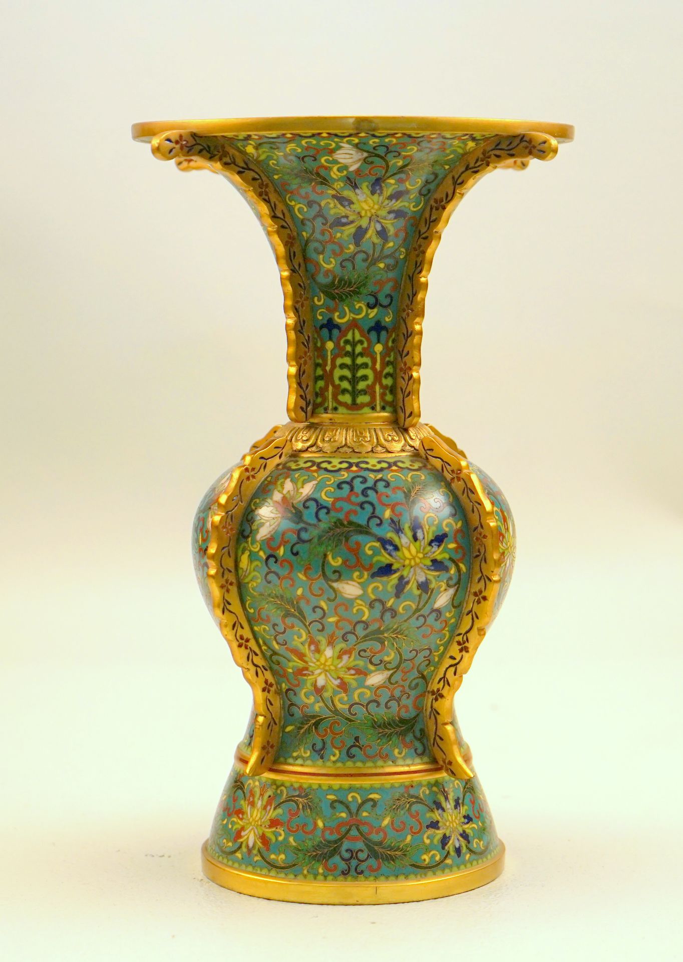 Cloissonnéevase mit aufwendigen Lotosdekor,Bronze emailliert und vergoldet, Balusterform mit