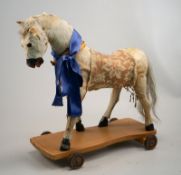 Altes Pferd zum Nachziehen, um 1900,versch. Materialien, u.a. Geflecht gefüllt, Holz geschnitzt,