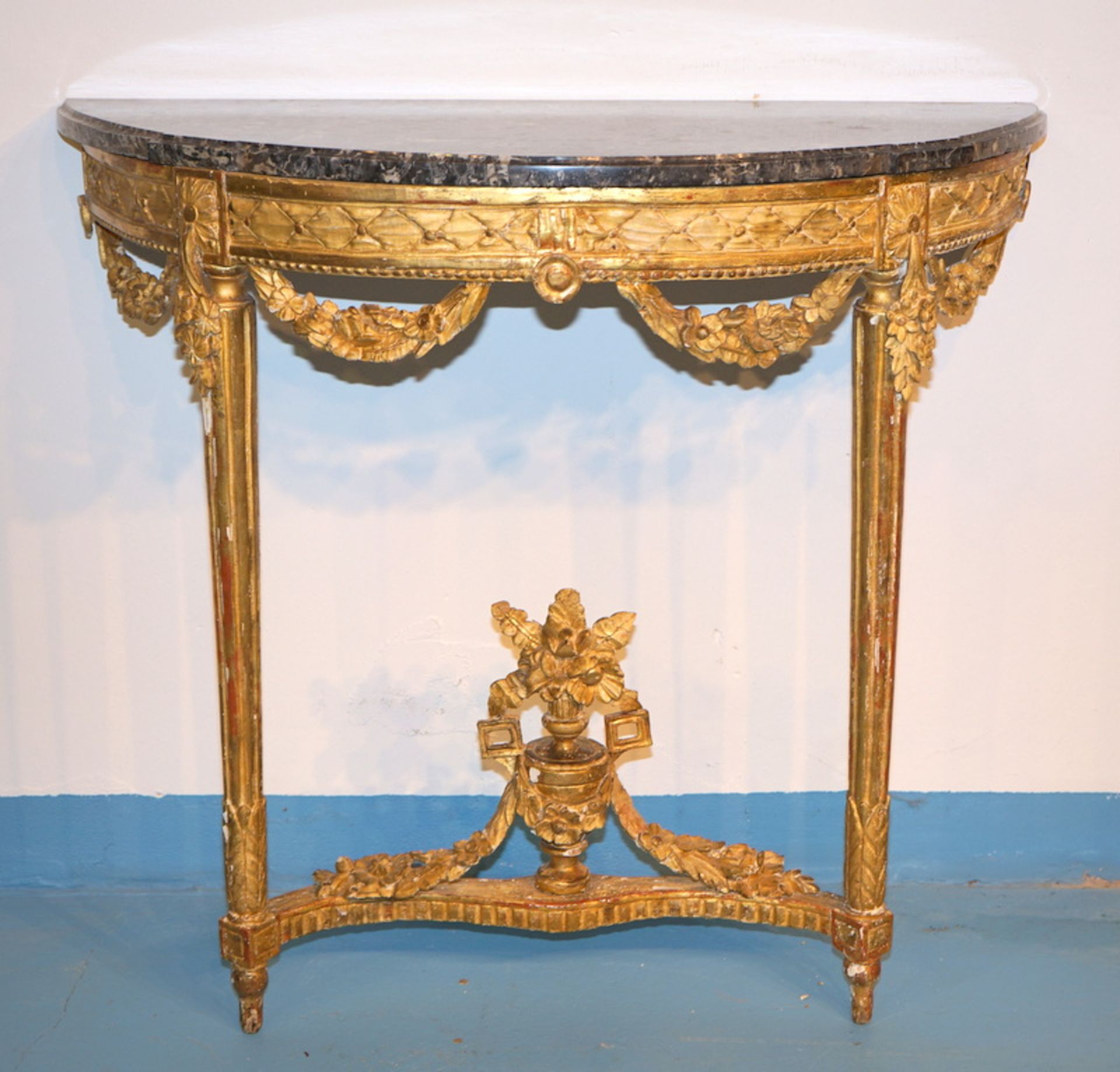 Konsole Louis XVI.,Linde geschnitzt gefasst vergoldet, reich geschnitzte Zarge und Girlandenfestons,