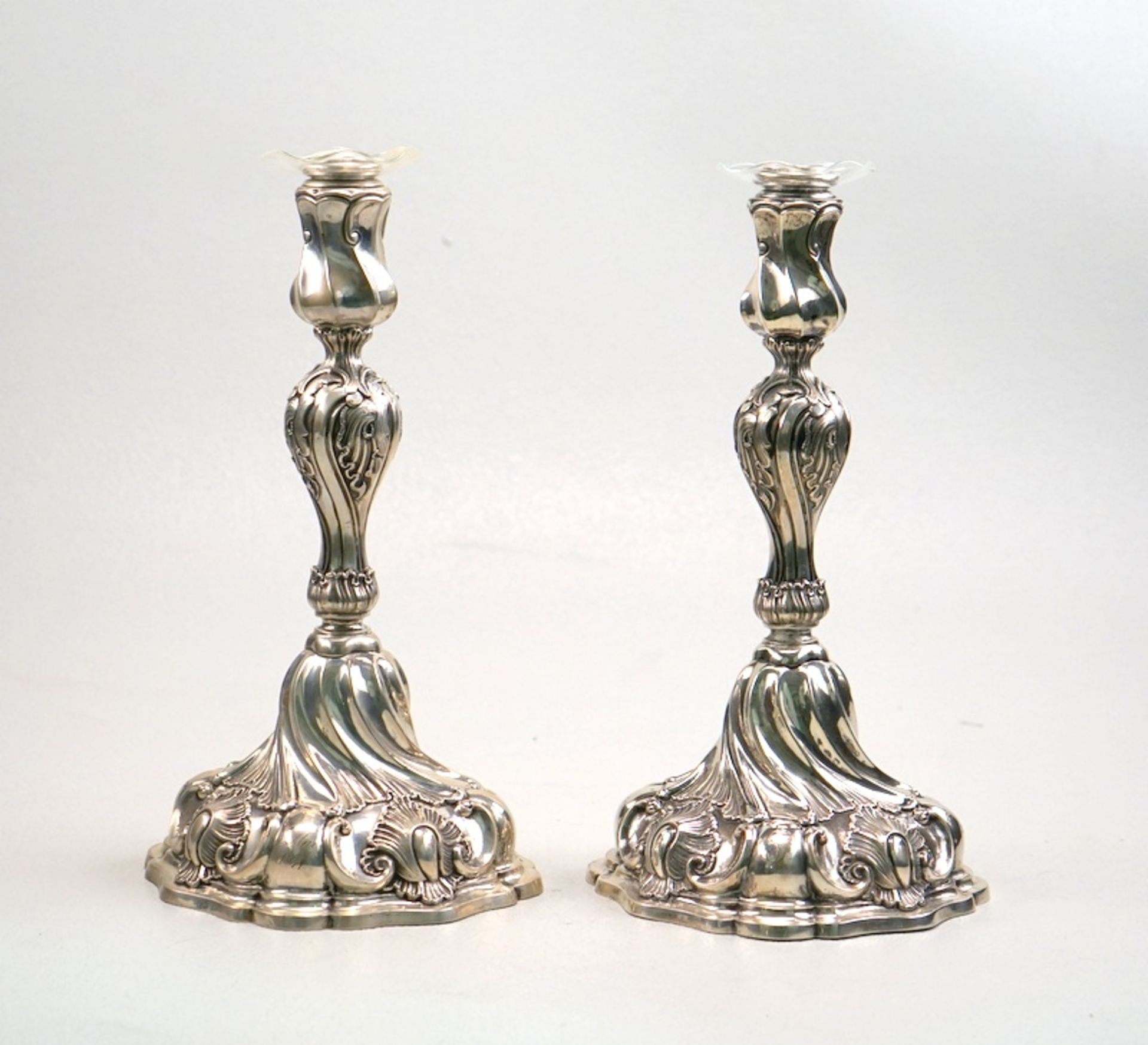 Paar große Kerzenhalter, 13 Lot Silber, Schenkungsgravur von 1877,Barock-Stil, Silber getrieben,