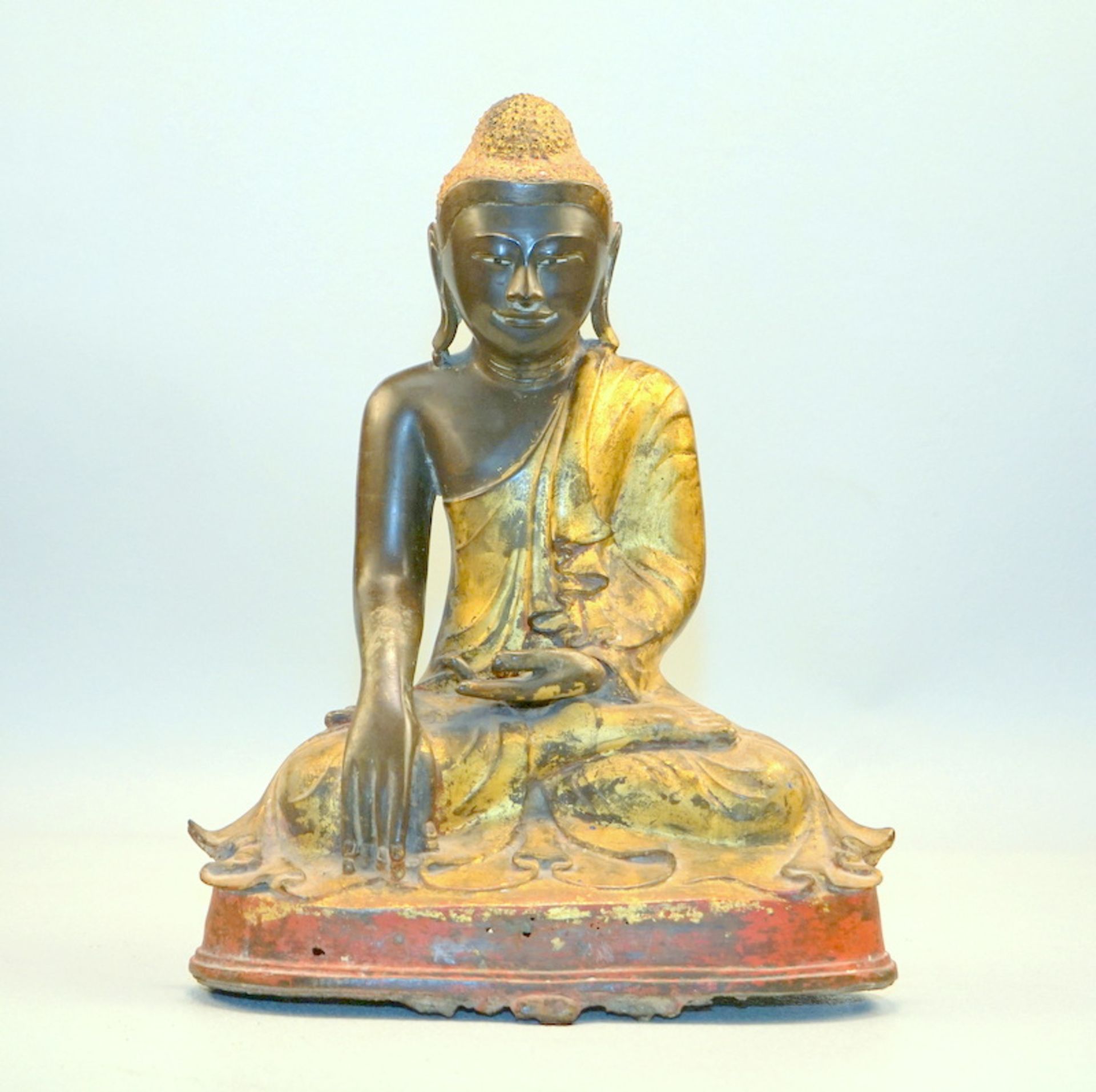 Burmesischer Buddha mit Erdberührungsgeste, Mandalay 18. Jhd.,Im Lotossitz mit Brahma Mudra,