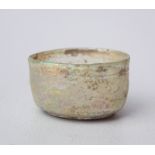 Schale mit weit auskragender Lippe, Römisch, 200BC,sehr dünnes gelblich irisierendes Glas, schräge