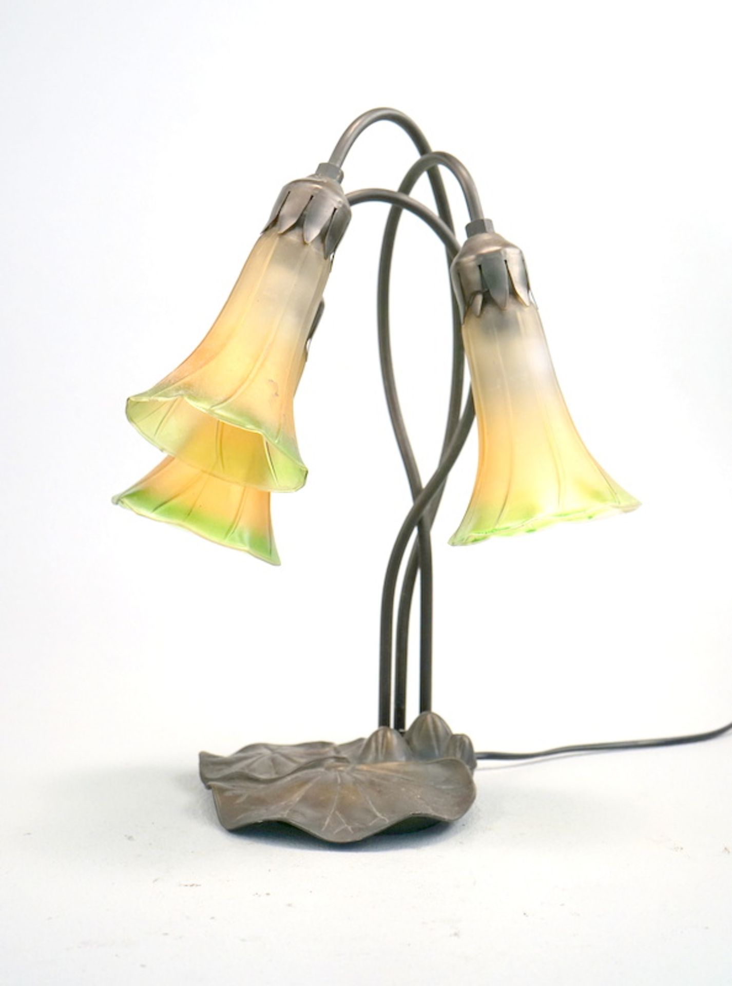 Tischlampe im Jugendstil,floraler Aludruckguss bronziert, in Form dreier Glockenblüten mit - Image 2 of 2