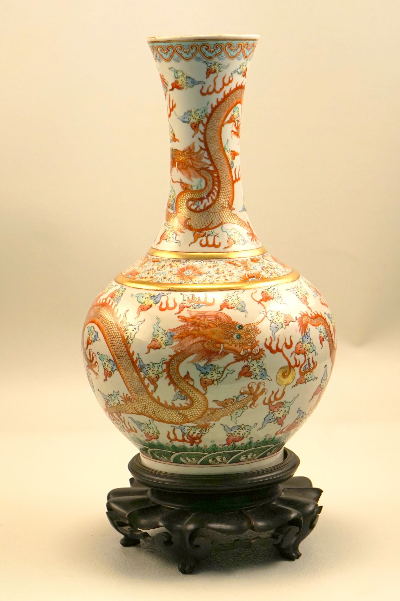 Balustervase mit Roten Luftdrachen, Xuantong,Balustervase mit langem konkavem Hals, zwei