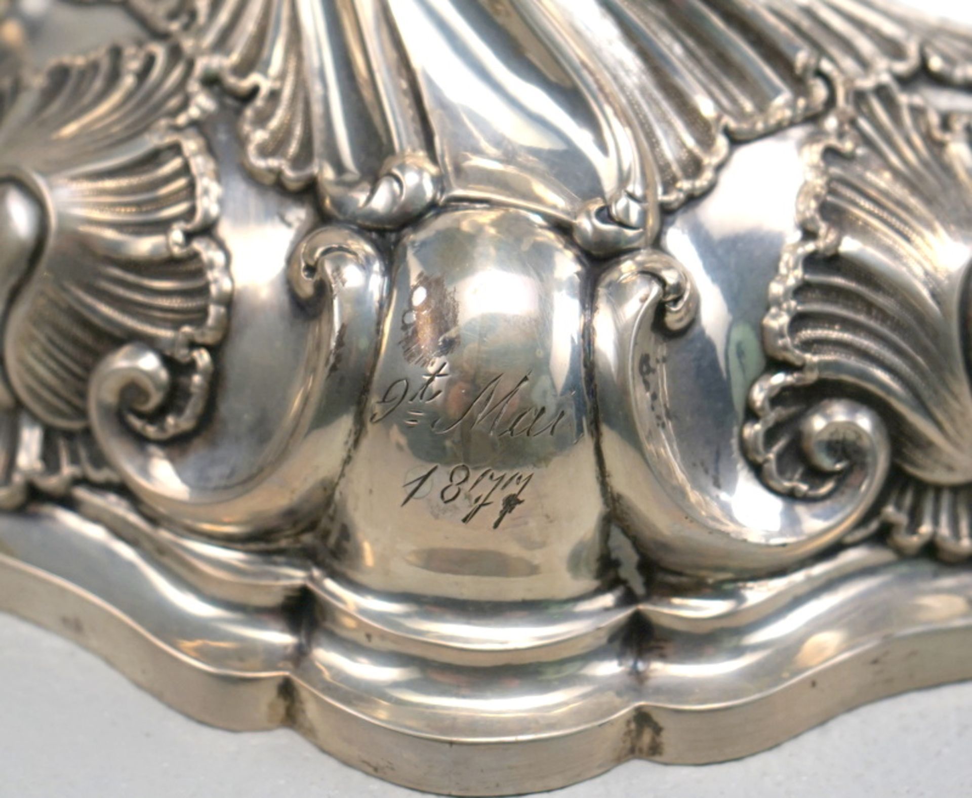 Paar große Kerzenhalter, 13 Lot Silber, Schenkungsgravur von 1877,Barock-Stil, Silber getrieben, - Image 3 of 5