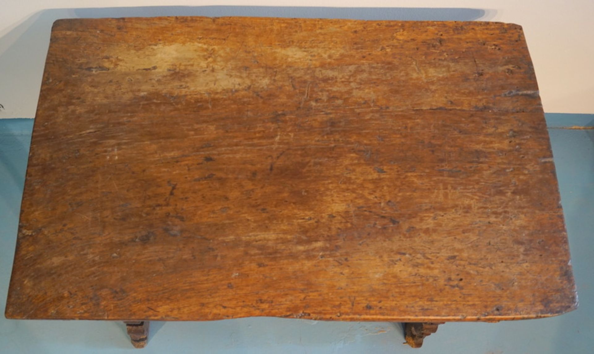Spanischer Tisch, 17. Jhd.,längsrechteckige massive Platte mit abgerundeter Randdekoration in Form - Image 5 of 6
