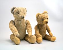 Zwei alte Teddys, 1. H. 20. Jhd.,Strohkörper, Mohair und Stoff, Glasaugen, 1x Steiff, 1x