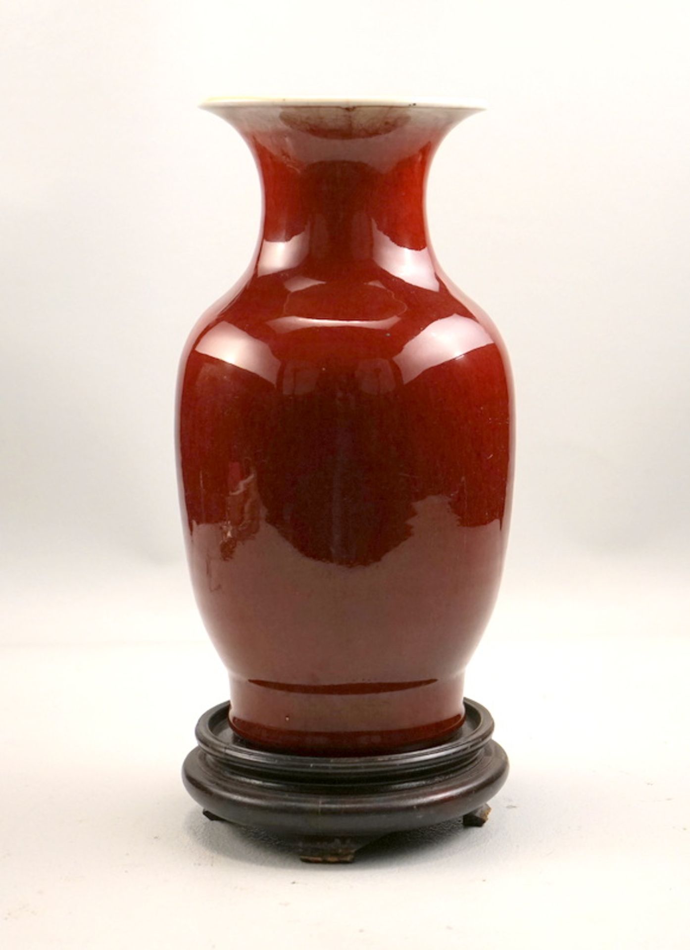 Große Sang de Boeff Vase, 18. Jhd.,Balustervase mit dunkelgrauer Scherbe und sehr dicker stark