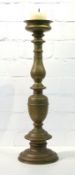 Sehr großer Altarleuchter, Bronze, 19. Jhd.,Balustrierter Scheibennodus auf Glockenfuß, Eisendorn