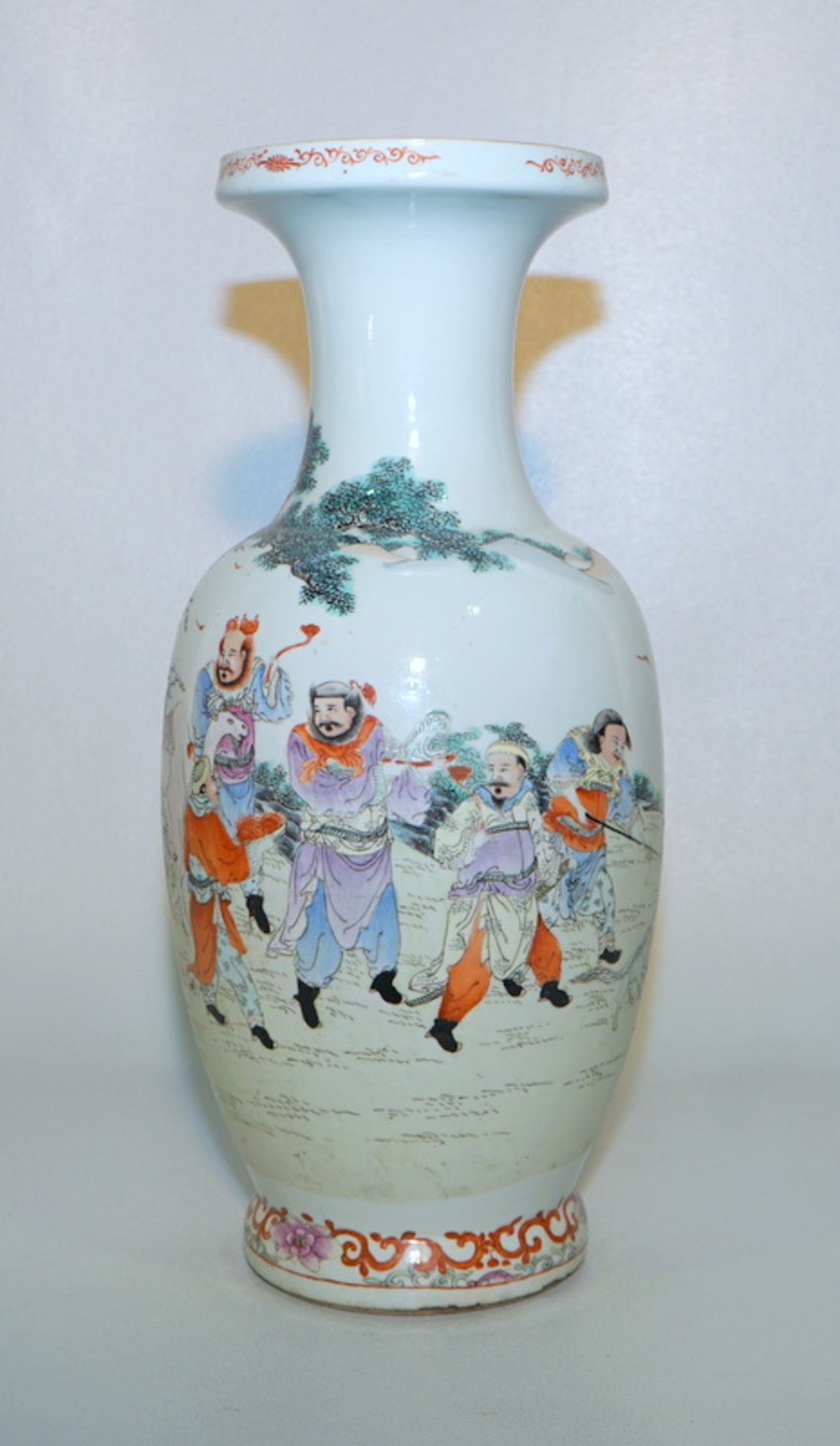 Große Famille Rose Vase, China, 19. Jhd.,Porzellan, Balusterform mit konkav eingezogenem Hals und - Image 2 of 5