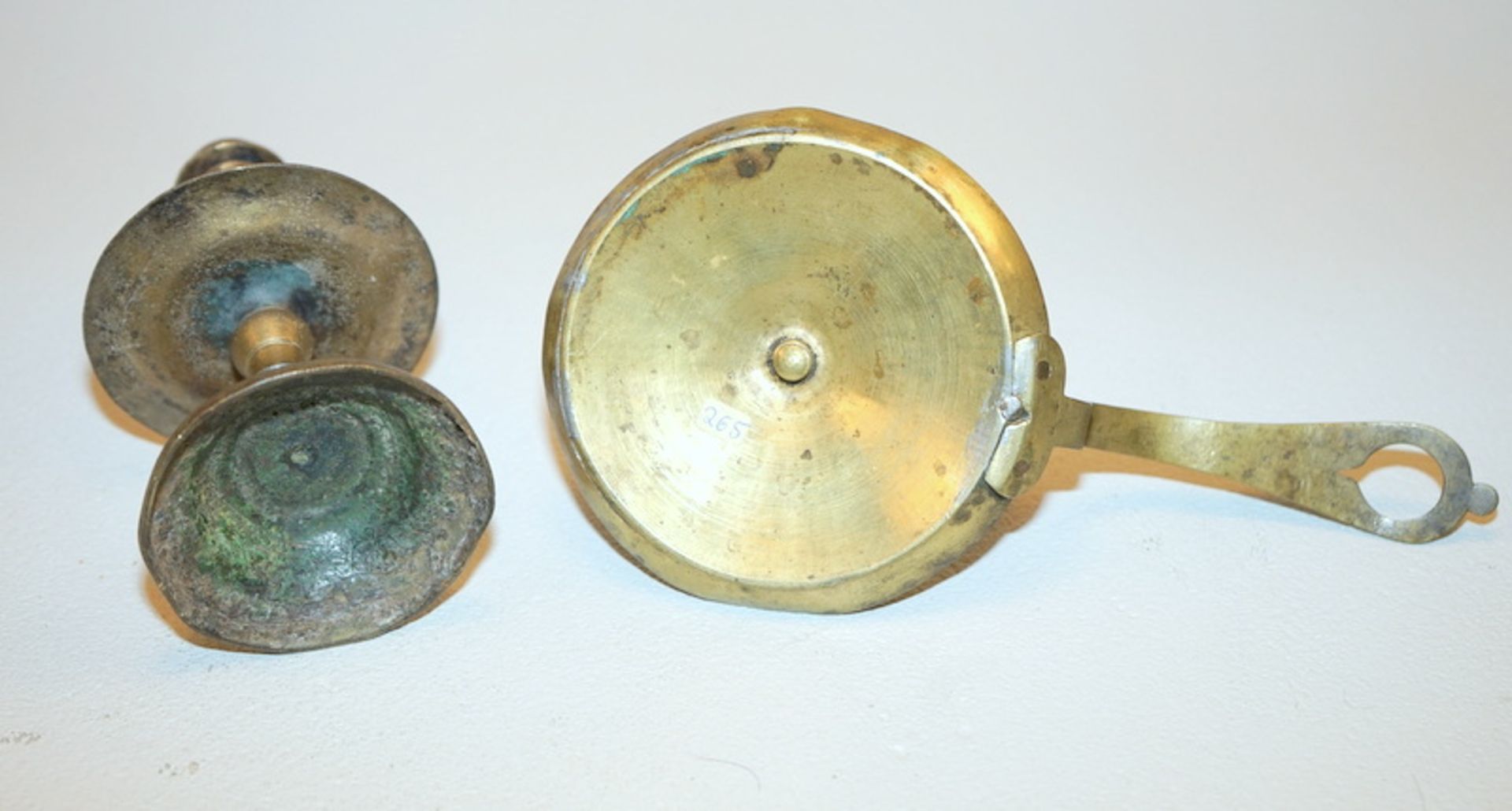kleiner Kragenleuchter, wohl 18.Jhd.,Bronze gegossen, Höhe 14,5cm, dabei ein Handleuchter mit Griff, - Bild 2 aus 2