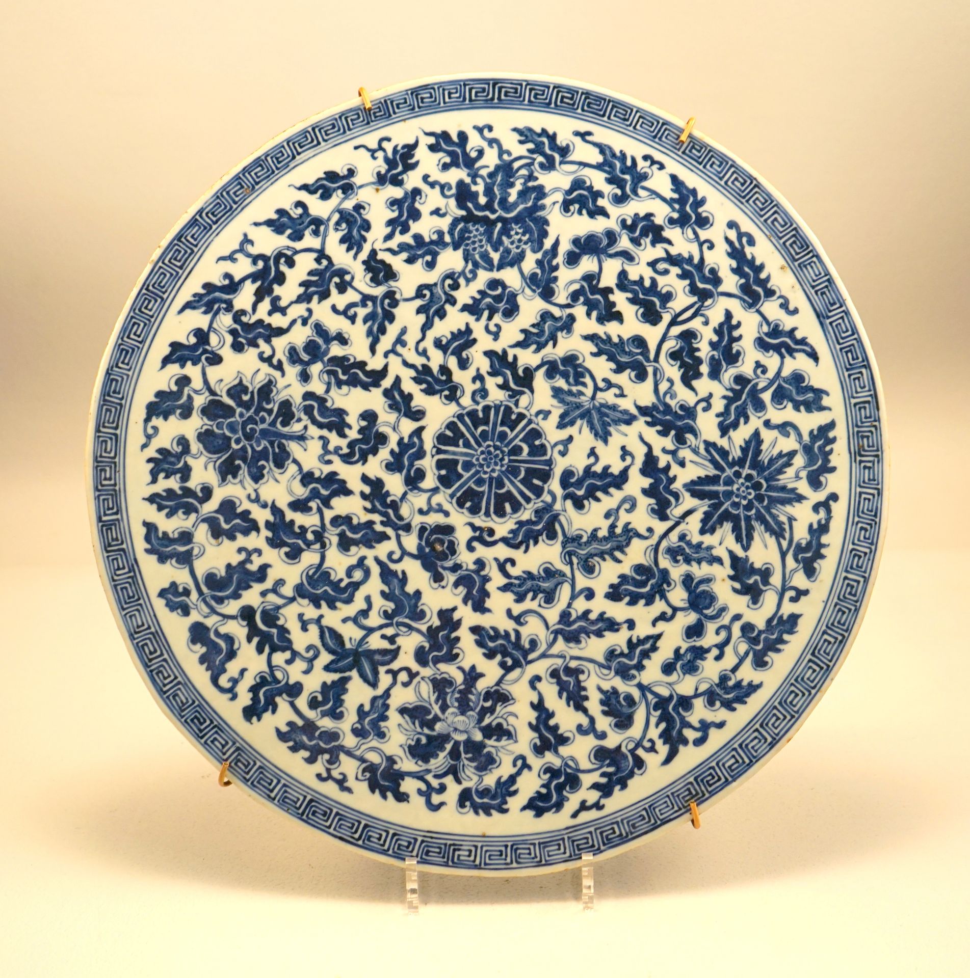 Große Platte mit Lotosdekor Blau Weiss Guangxu,Graue Exportscherbe, mit Lotosdekor in Blau